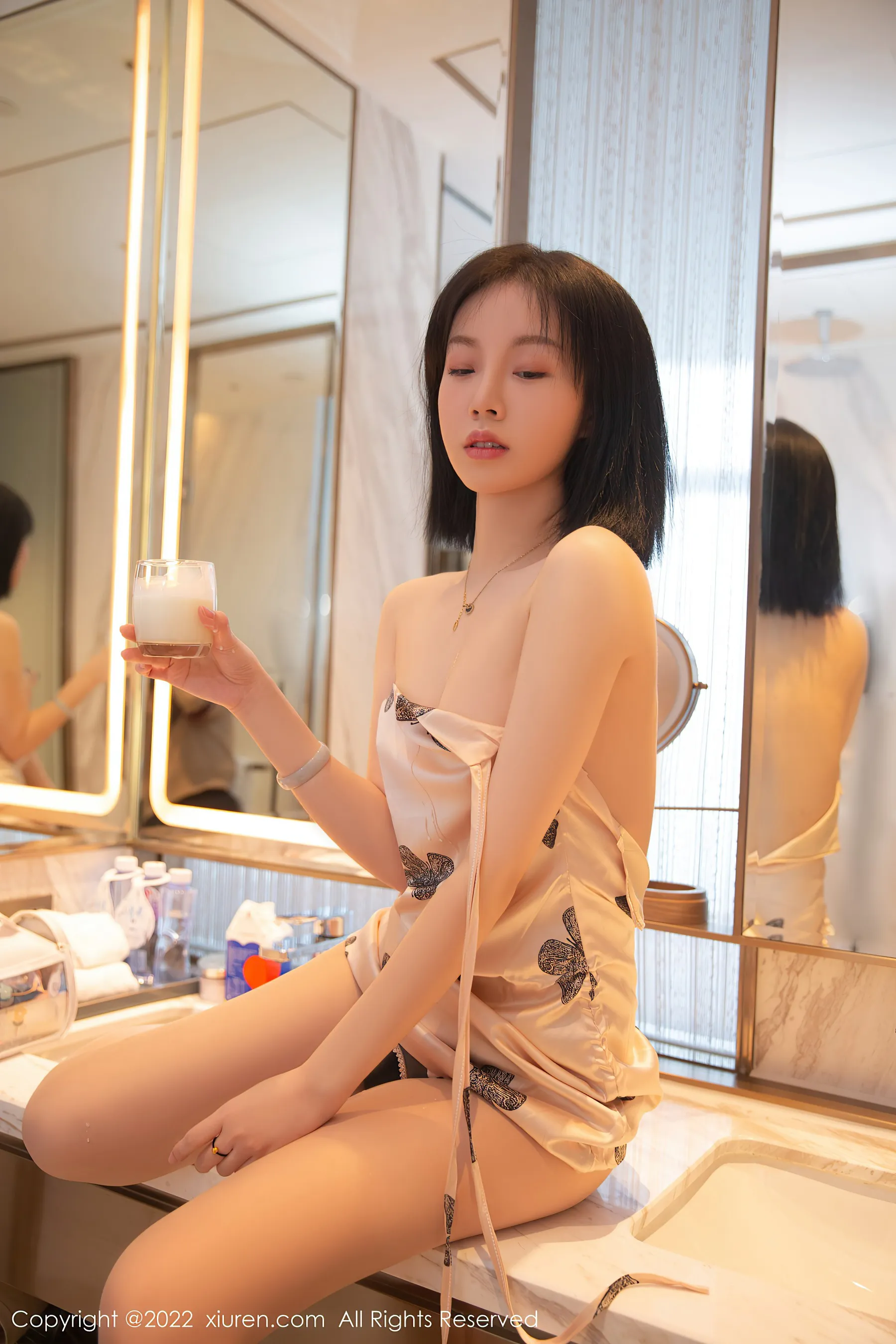  秀人网 No.4635 一颗甜蛋黄a 吊带美人丝袜美腿第4张