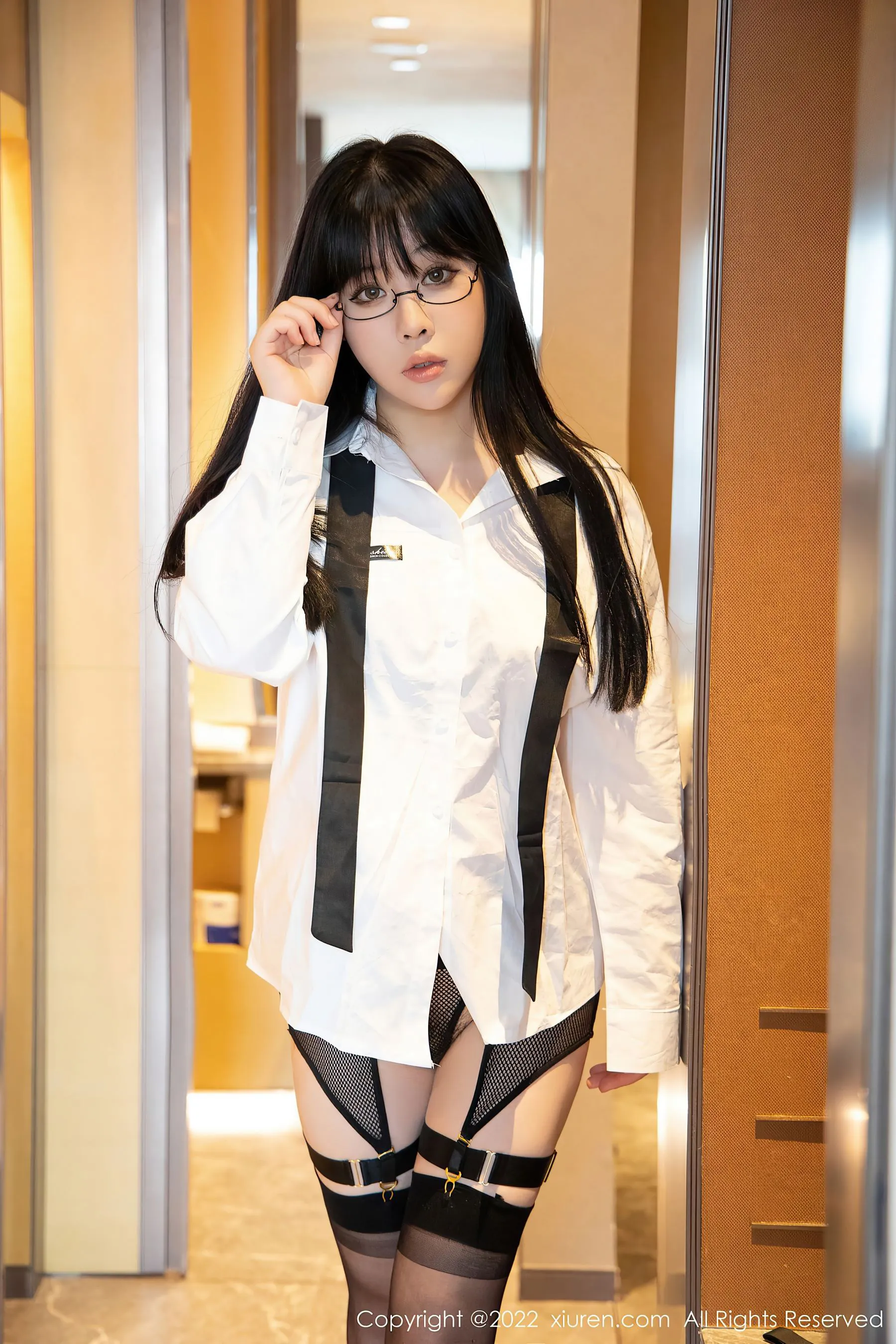  秀人网 No.4894 徐媛媛 黑丝眼镜OL写真第11张