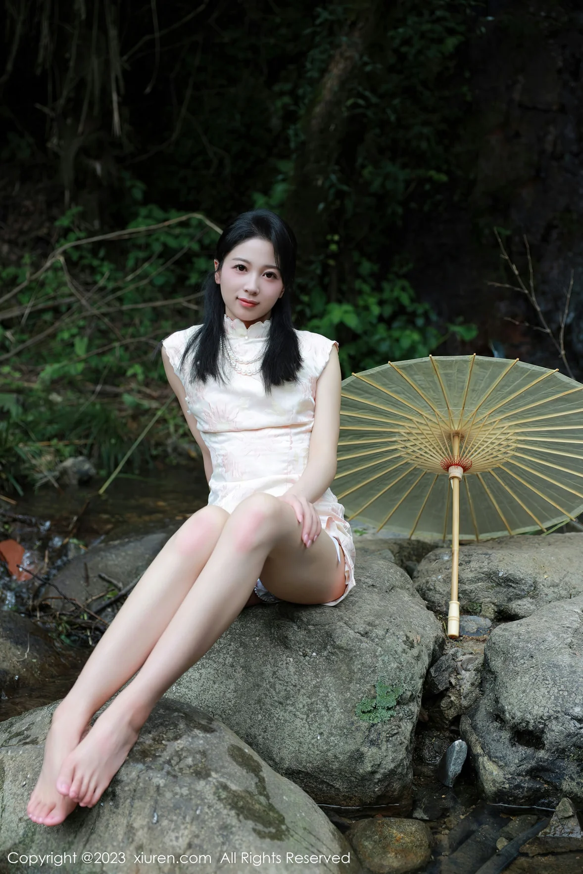  XiuRen 秀人 No.7234 糖豆sisi 户外溪边白色旗袍服饰 [61P]第4张