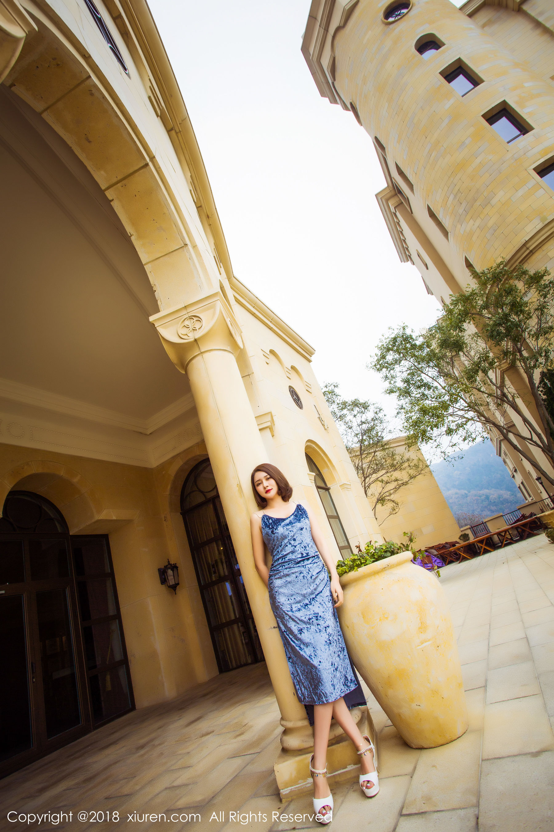  女神@廿十《长裙街拍+内衣+浴袍》 秀人 No.935第8张