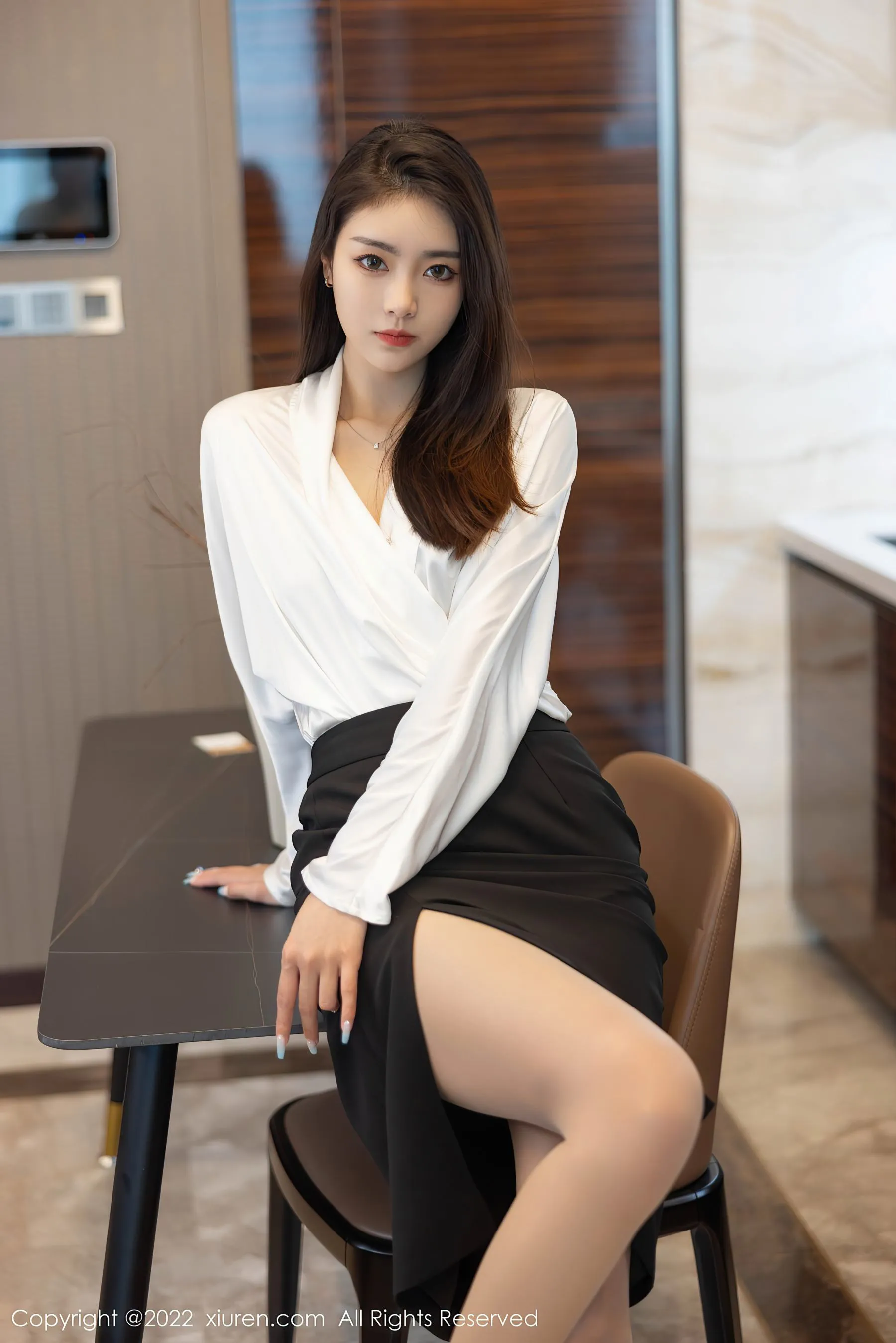  秀人网 No.4869 可樂Vicky 长发美女丝袜美腿写真第2张