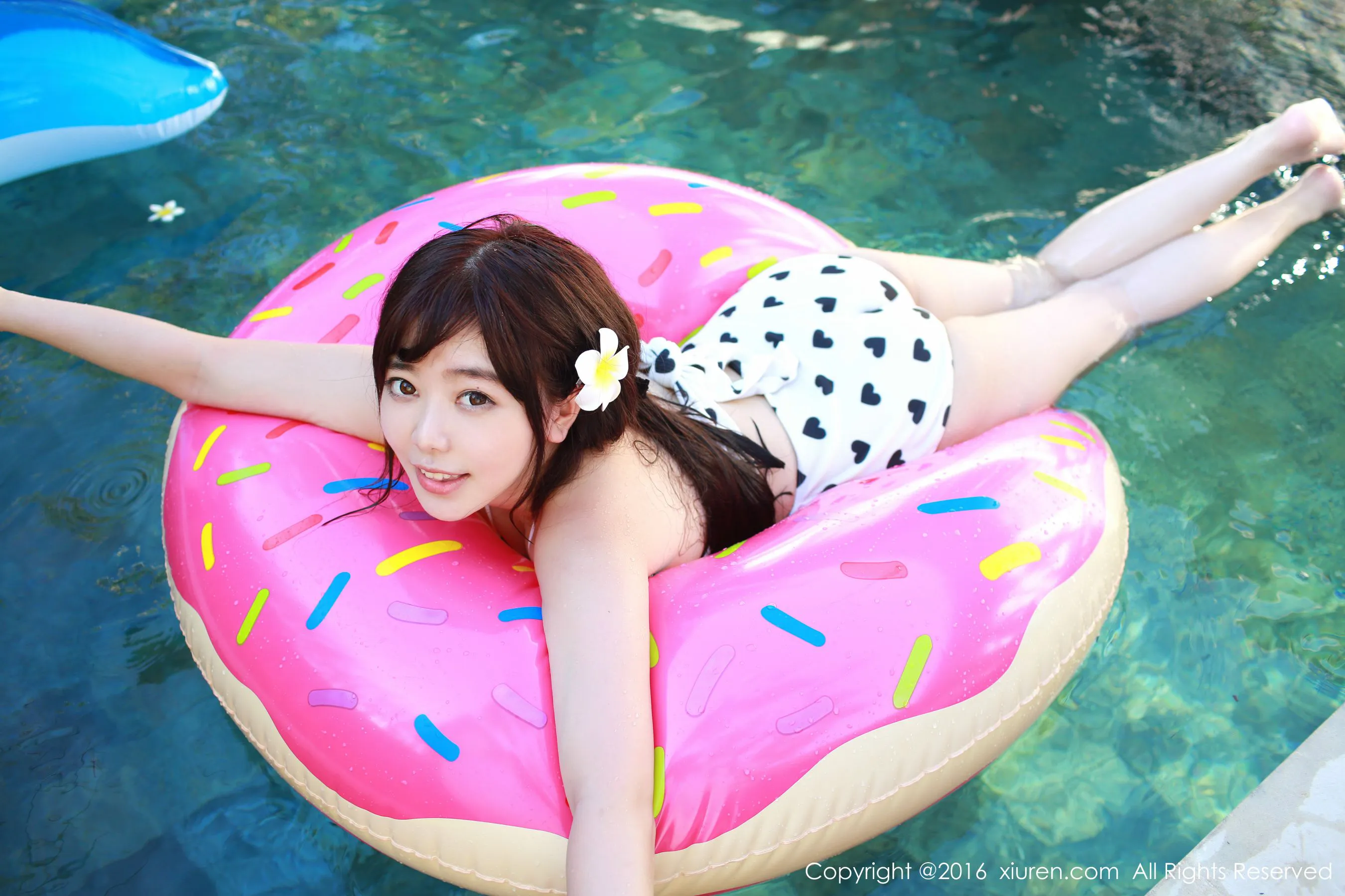  刘飞儿Faye《吊带牛仔热裤+比基尼》 秀人网 No.470第13张