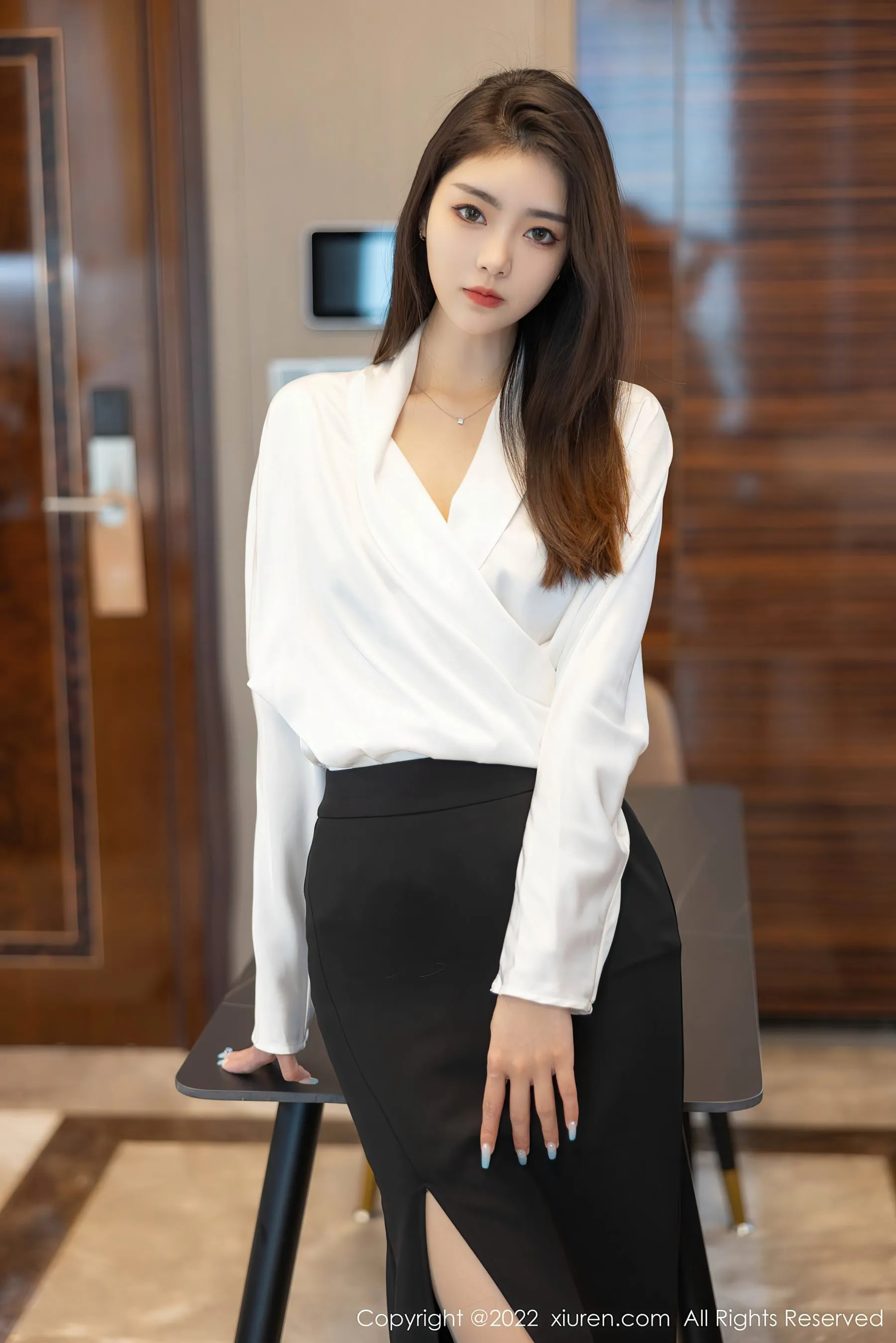  秀人网 No.4869 可樂Vicky 长发美女丝袜美腿写真第5张