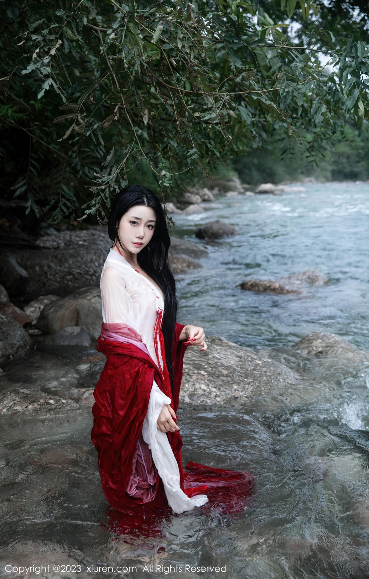  XiuRen 秀人 No.7295 严利娅Yuliya 户外诱惑红色古装性感写真 [90P]第13张