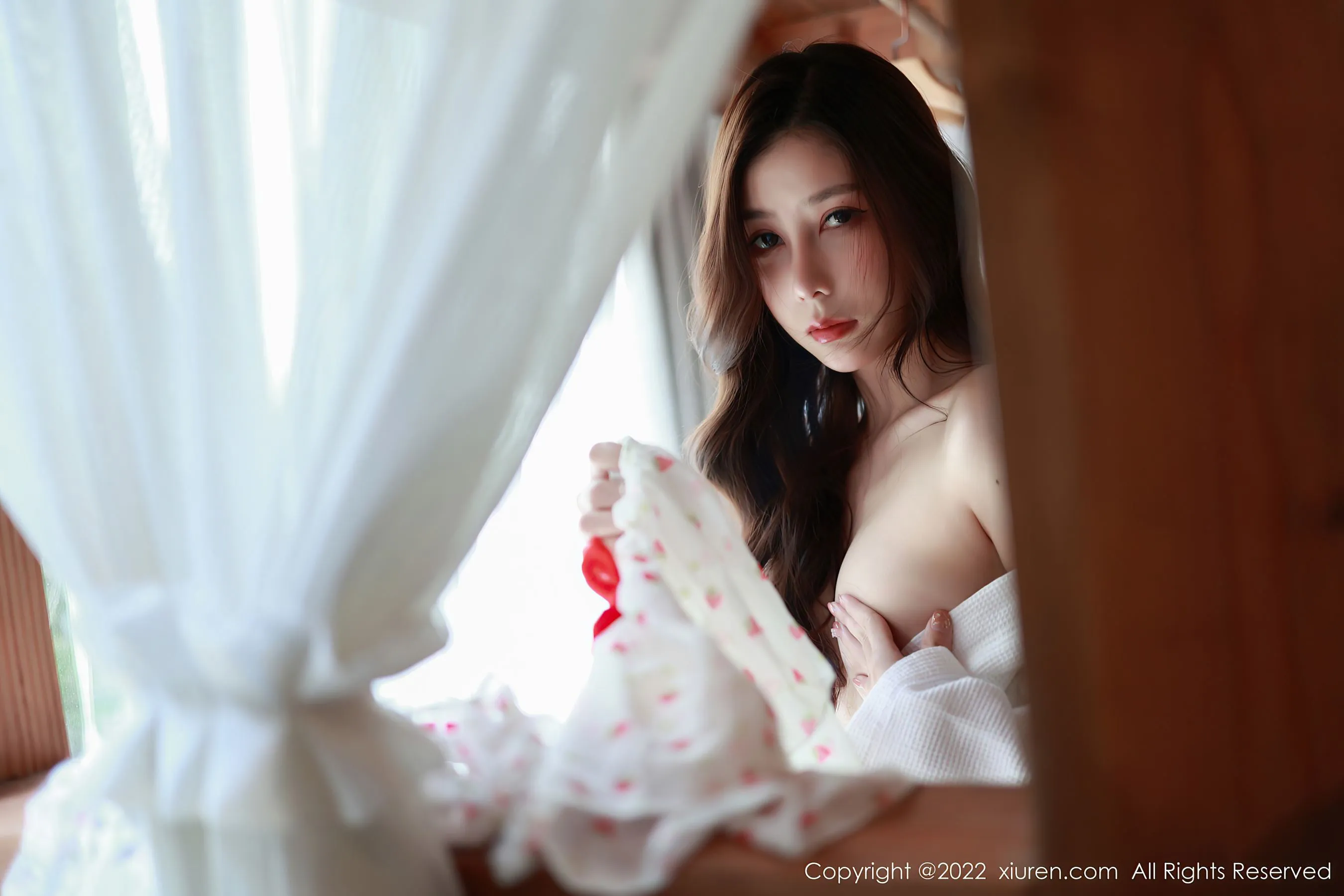  秀人网 No.4932 尹甜甜 睡袍美腿第6张