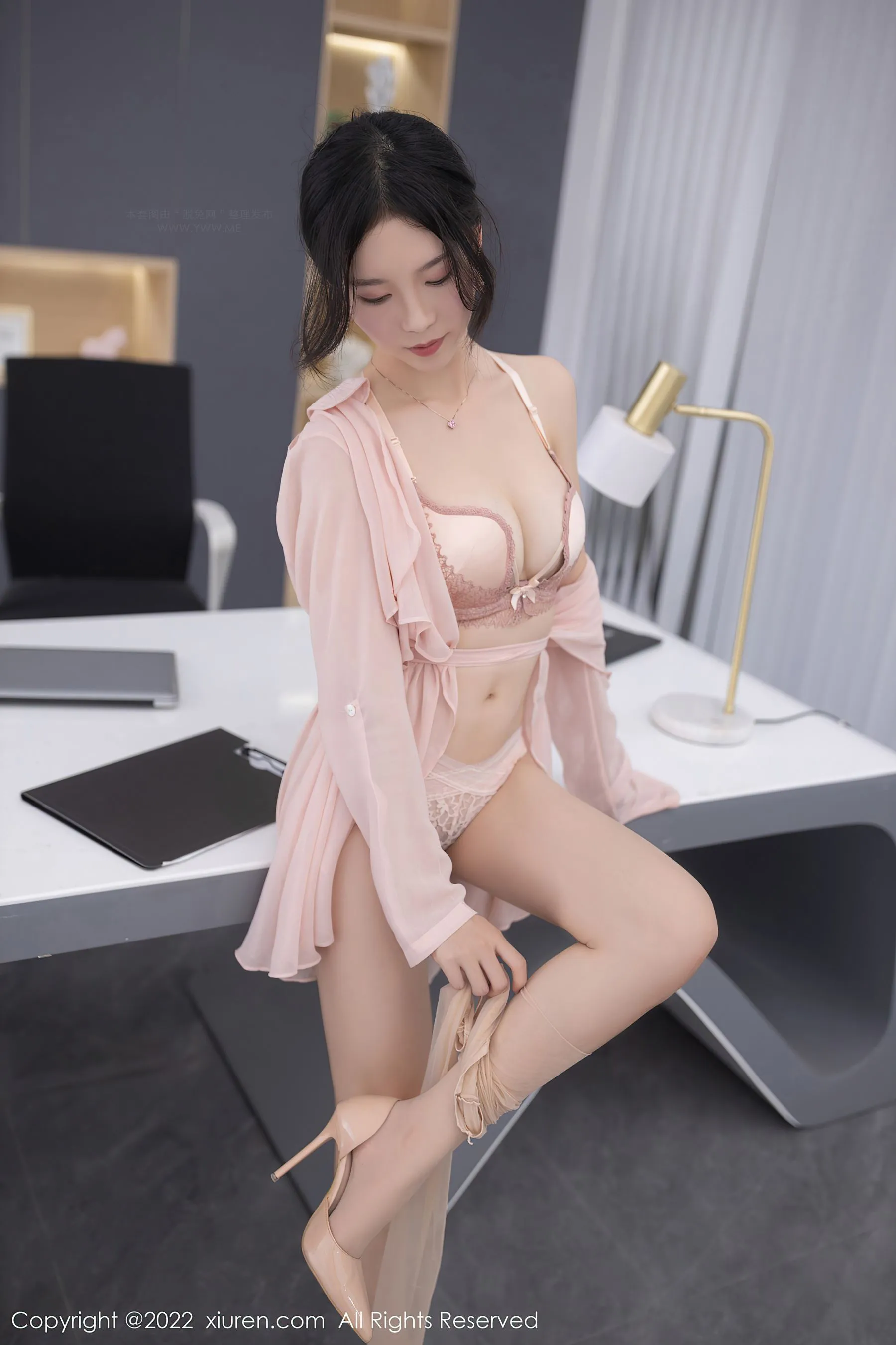  秀人网 No.5657 利世 职员装扮第2张