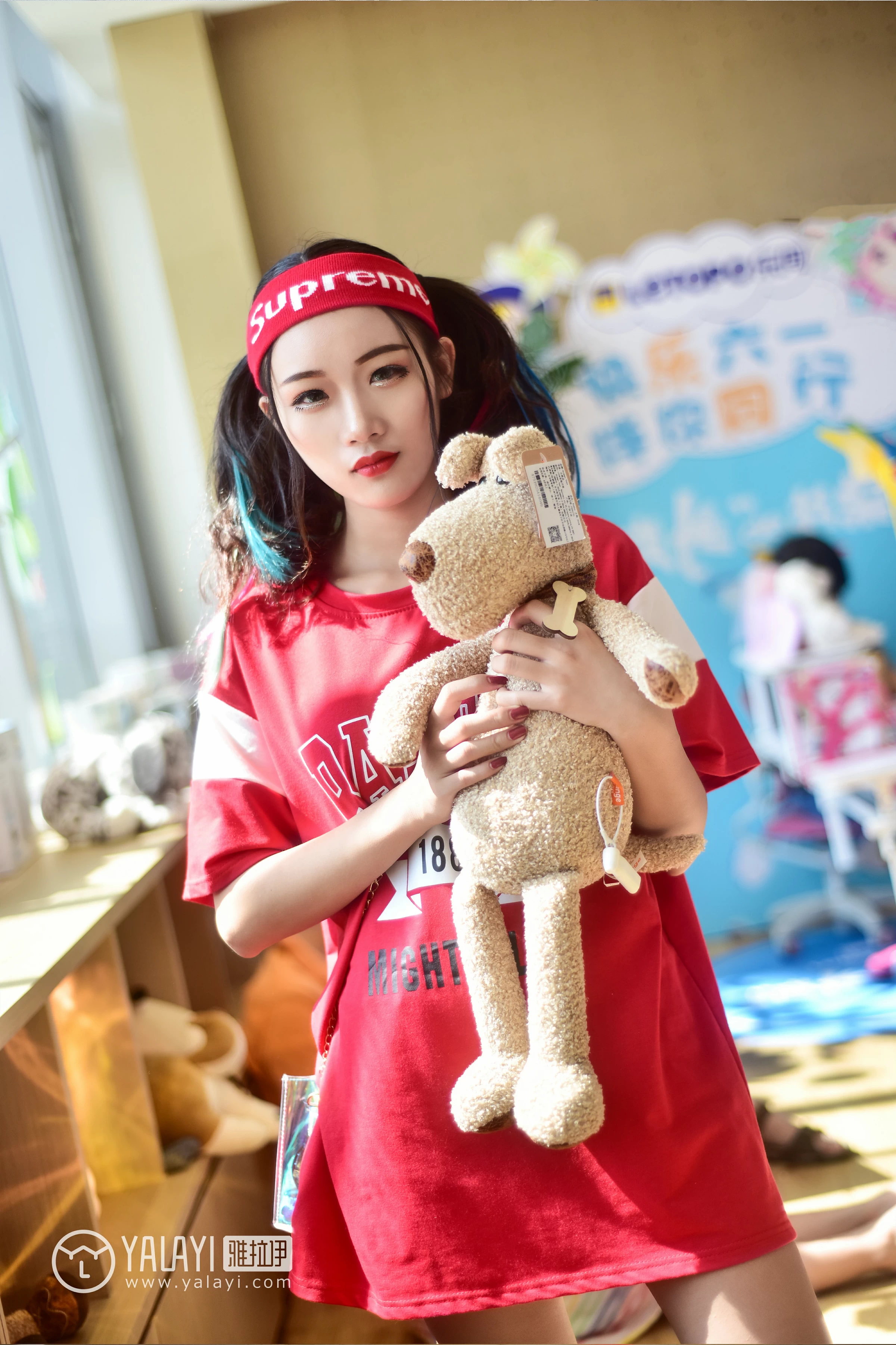 [YALAYI雅拉伊]NO.031 周末时光 兔洱 红色短袖加牛仔热裤性感私房写真集第12张