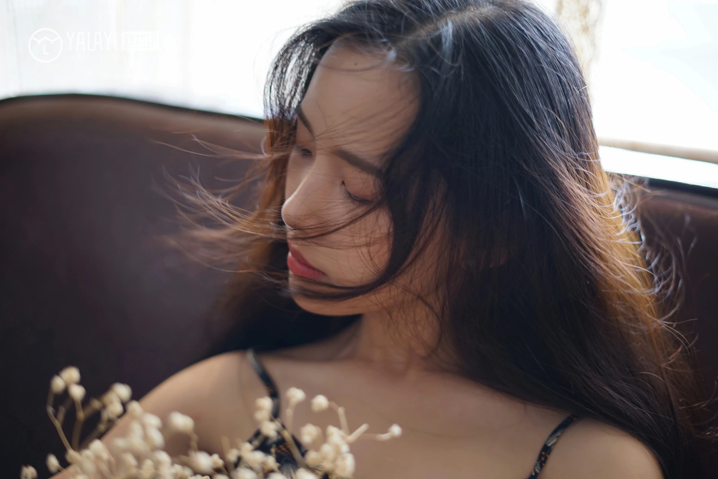 [YALAYI雅拉伊]NO.034 初见 卡柔 白色紧身旗袍与黑色吊带连衣裙性感私房写真集第13张