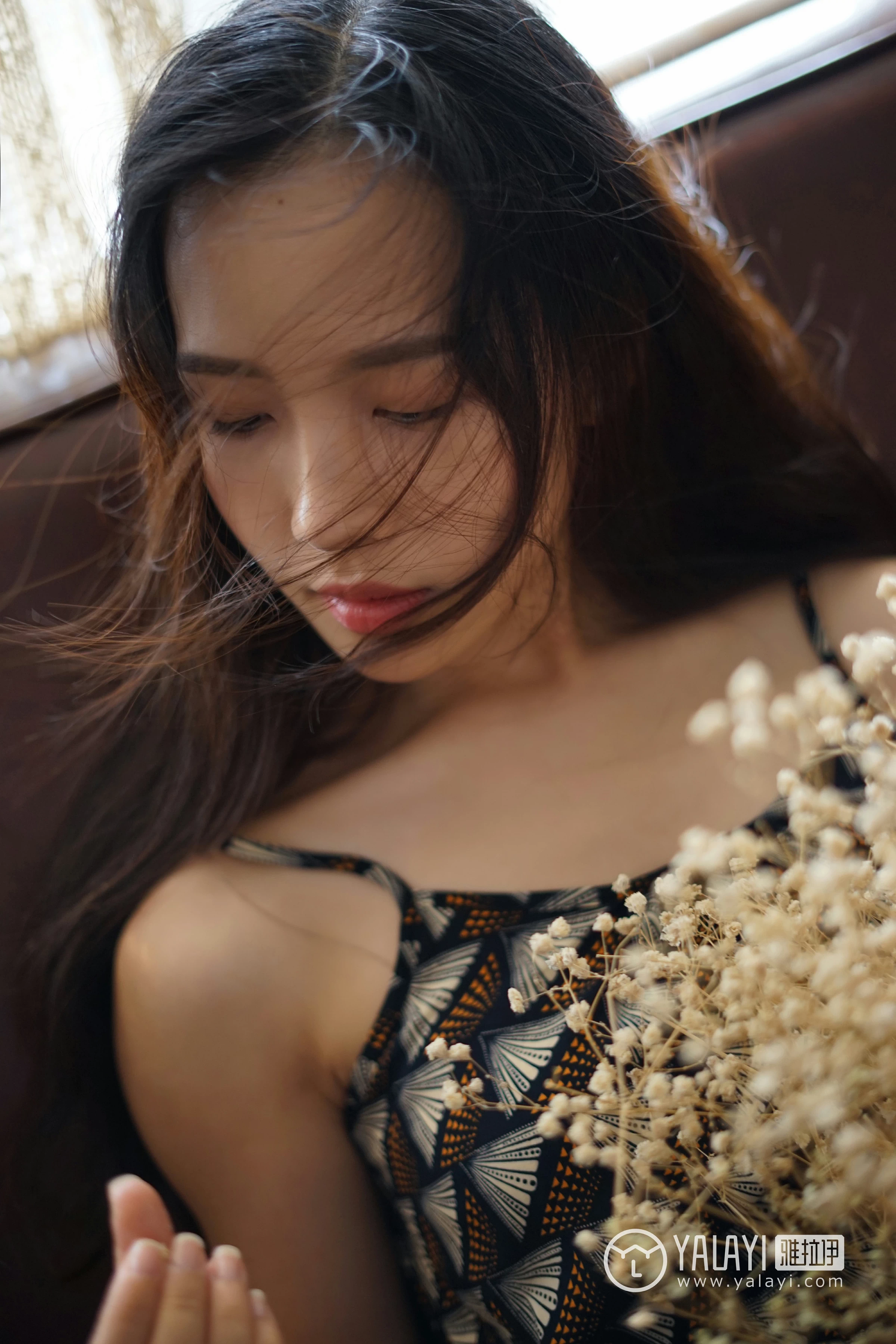 [YALAYI雅拉伊]NO.034 初见 卡柔 白色紧身旗袍与黑色吊带连衣裙性感私房写真集第13张