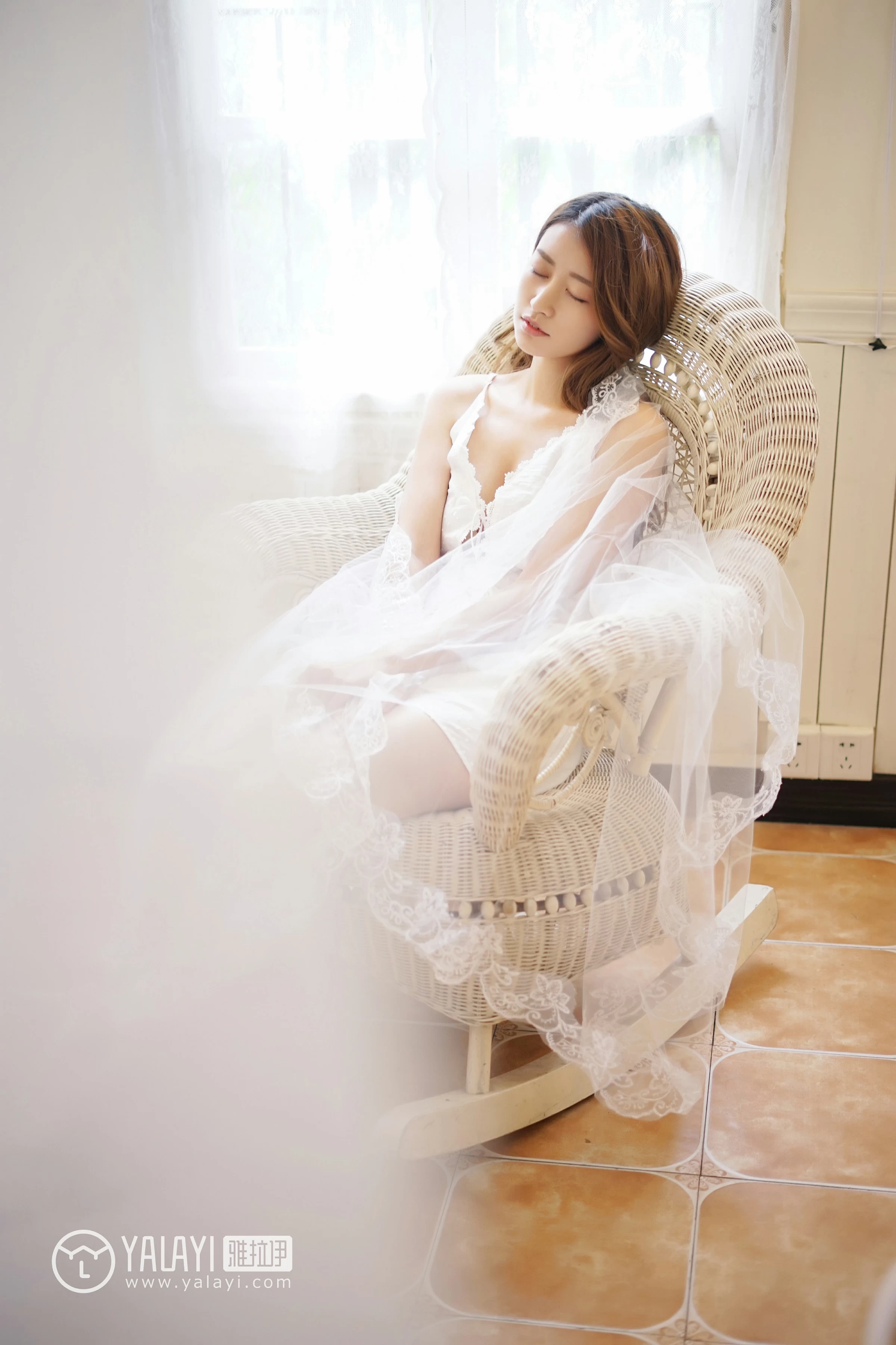 [YALAYI雅拉伊]NO.037 午后阳光 饰媛 白色吊带蕾丝连衣裙性感私房写真集第2张