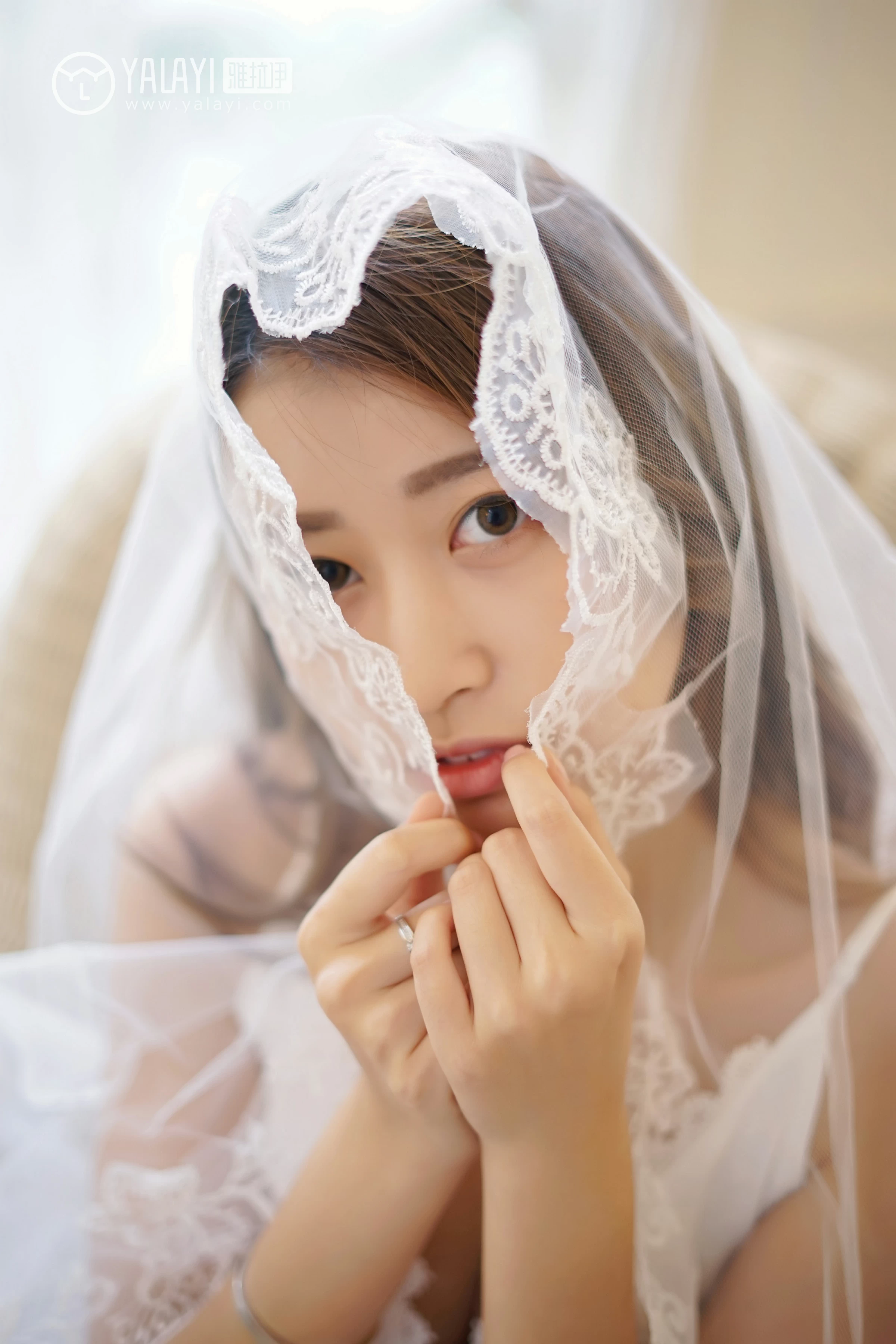 [YALAYI雅拉伊]NO.037 午后阳光 饰媛 白色吊带蕾丝连衣裙性感私房写真集第3张