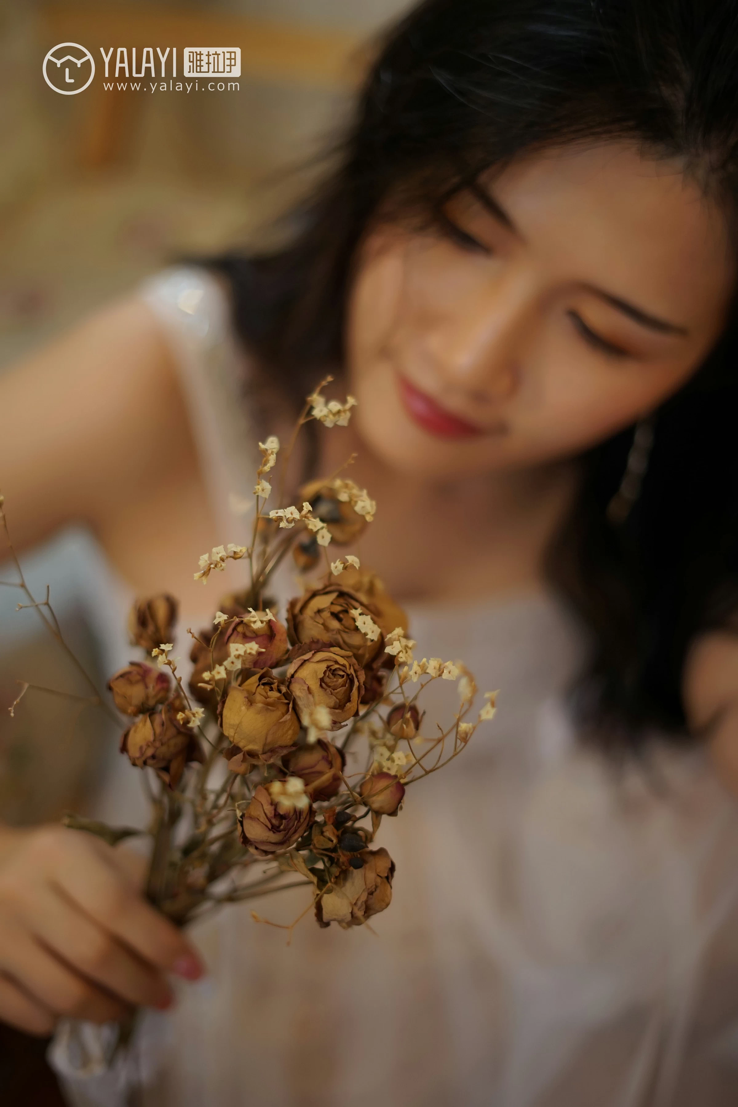 [YALAYI雅拉伊]NO.038 无声演奏 塔塔 白色吊带连衣裙与透视蕾丝睡衣加黑色内衣性感私房写真集第6张