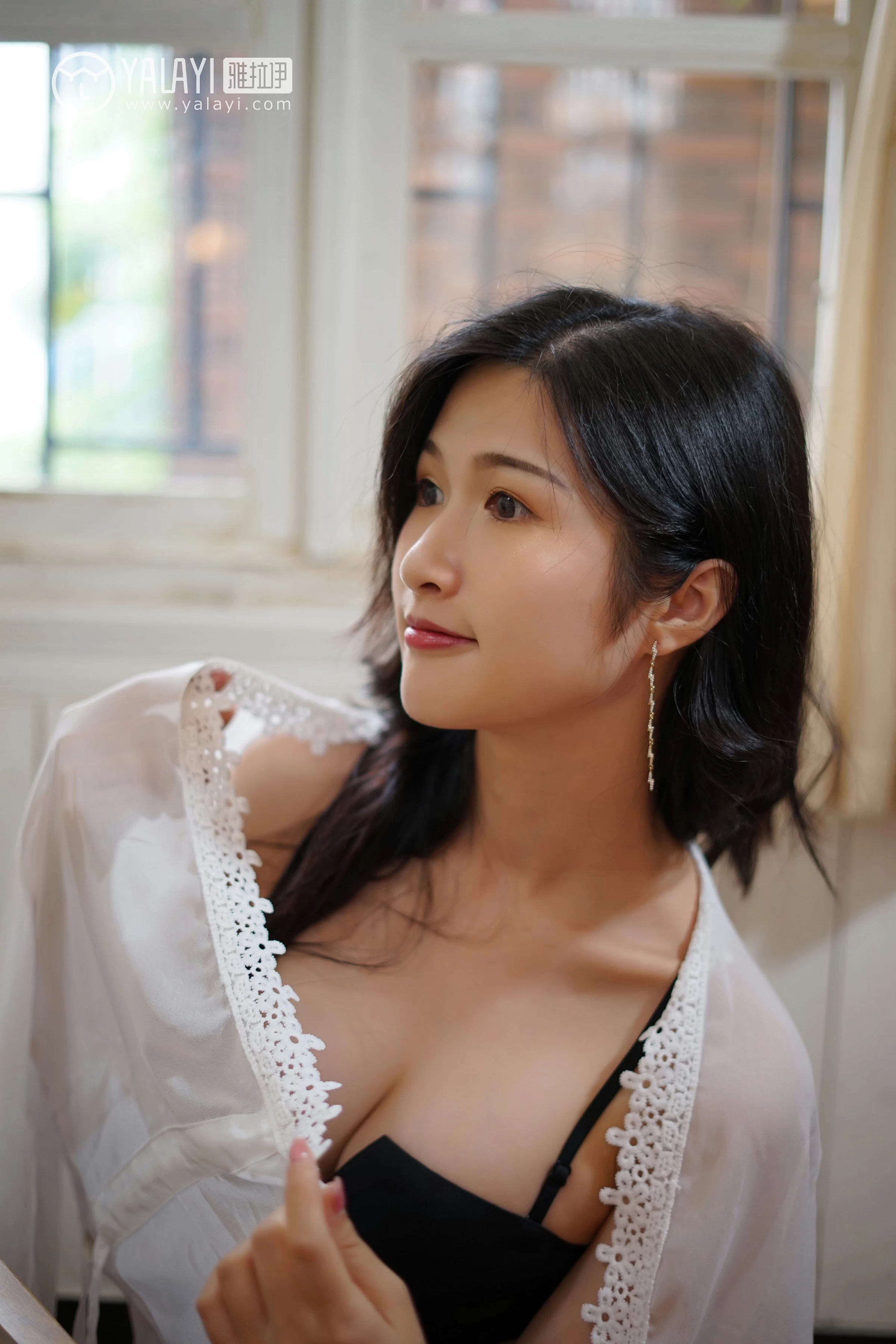 [YALAYI雅拉伊]NO.038 无声演奏 塔塔 白色吊带连衣裙与透视蕾丝睡衣加黑色内衣性感私房写真集第11张