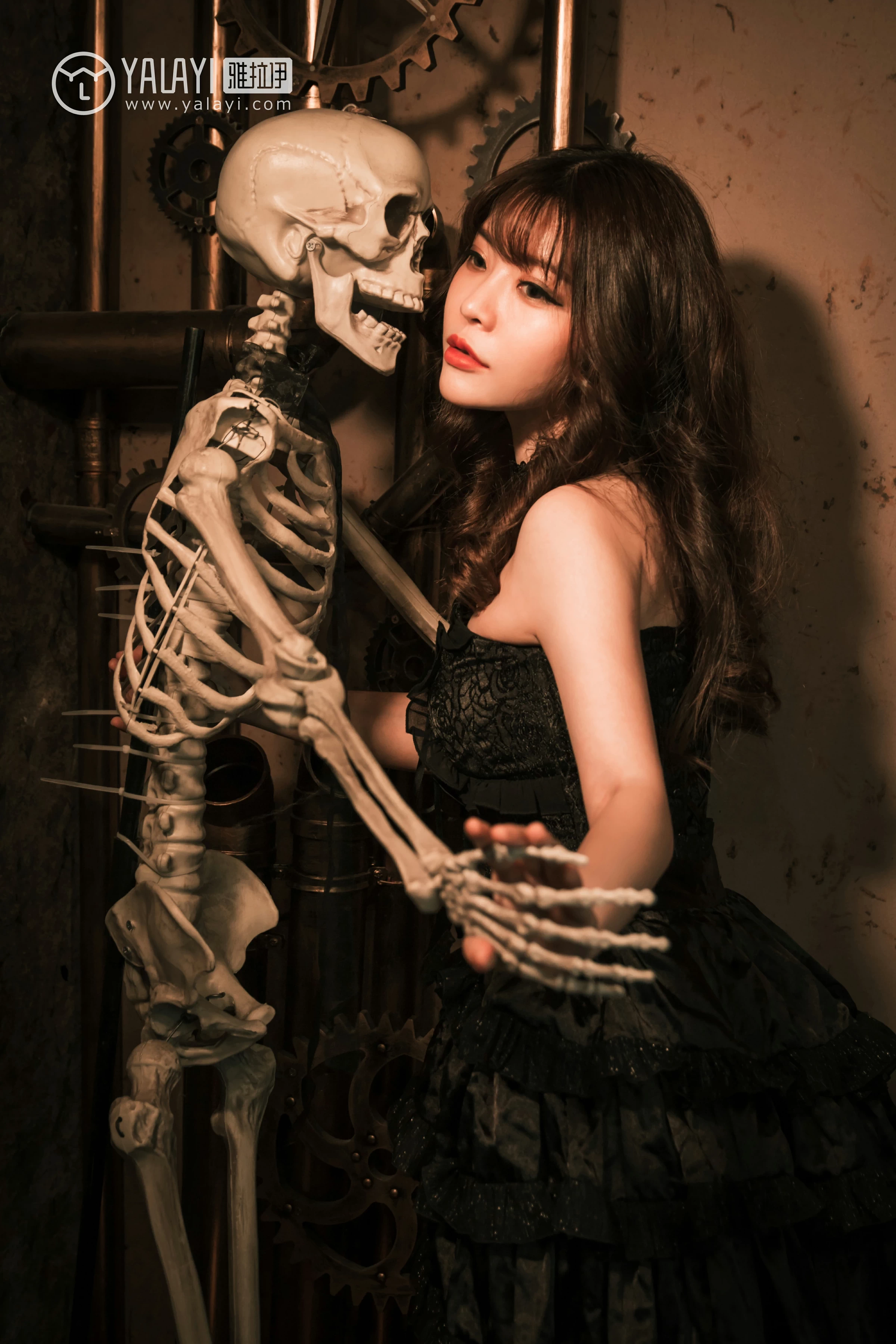 [YALAYI雅拉伊]NO.046 洛丽塔 阳阳 黑色抹胸塑身连衣裙性感私房写真集第8张