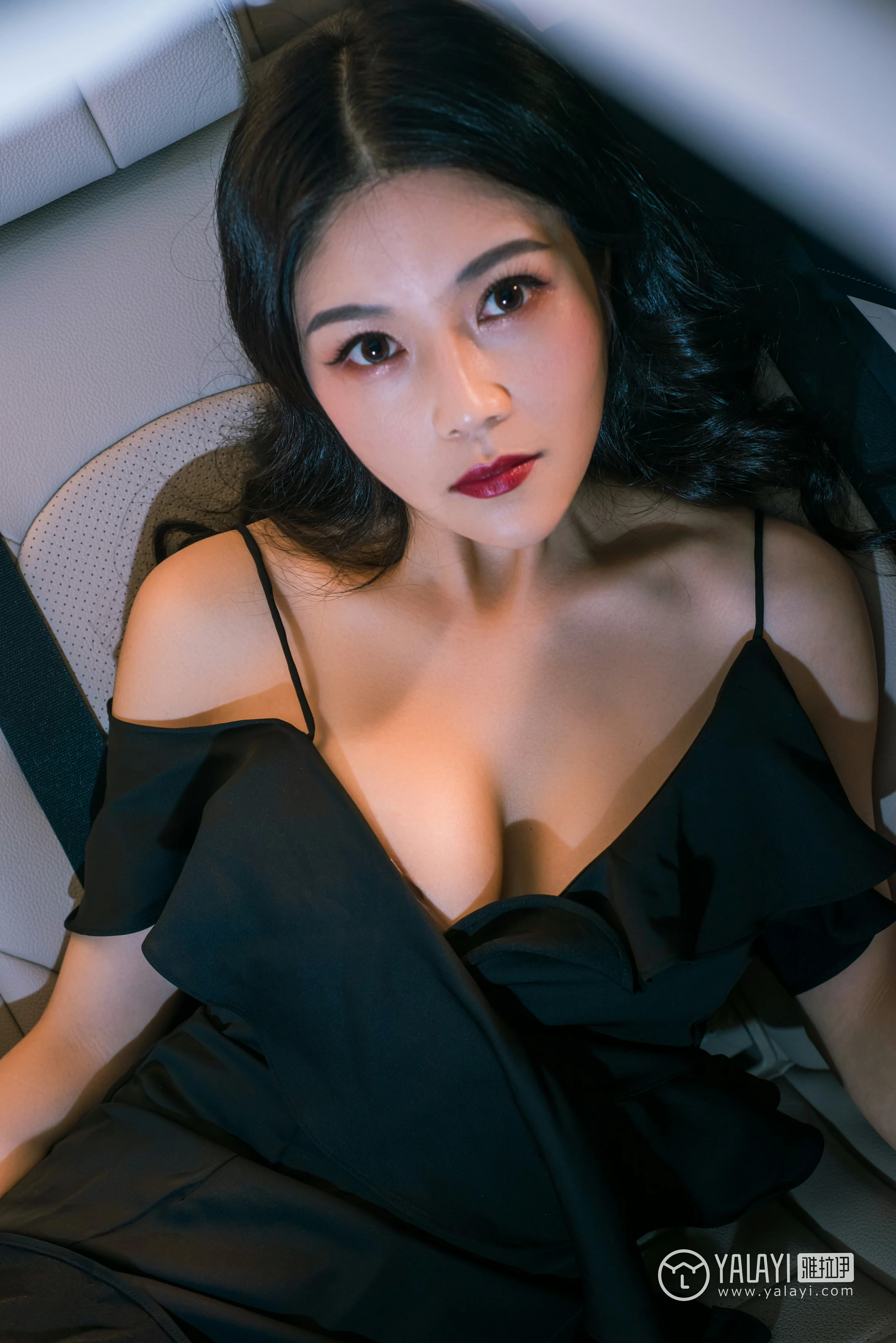 [YALAYI雅拉伊]NO.050 如野 莉莉 黑色外套加吊带连身礼裙性感私房写真集第9张