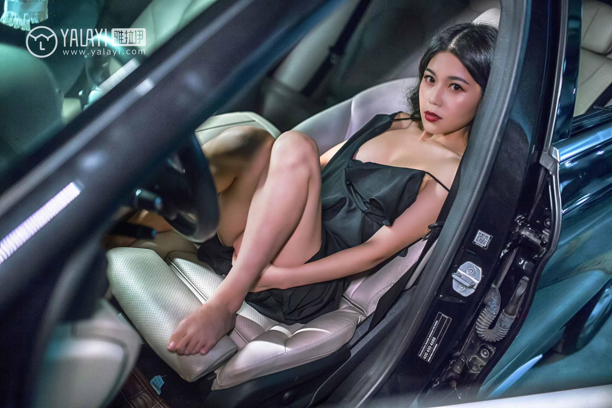 [YALAYI雅拉伊]NO.050 如野 莉莉 黑色外套加吊带连身礼裙性感私房写真集第14张