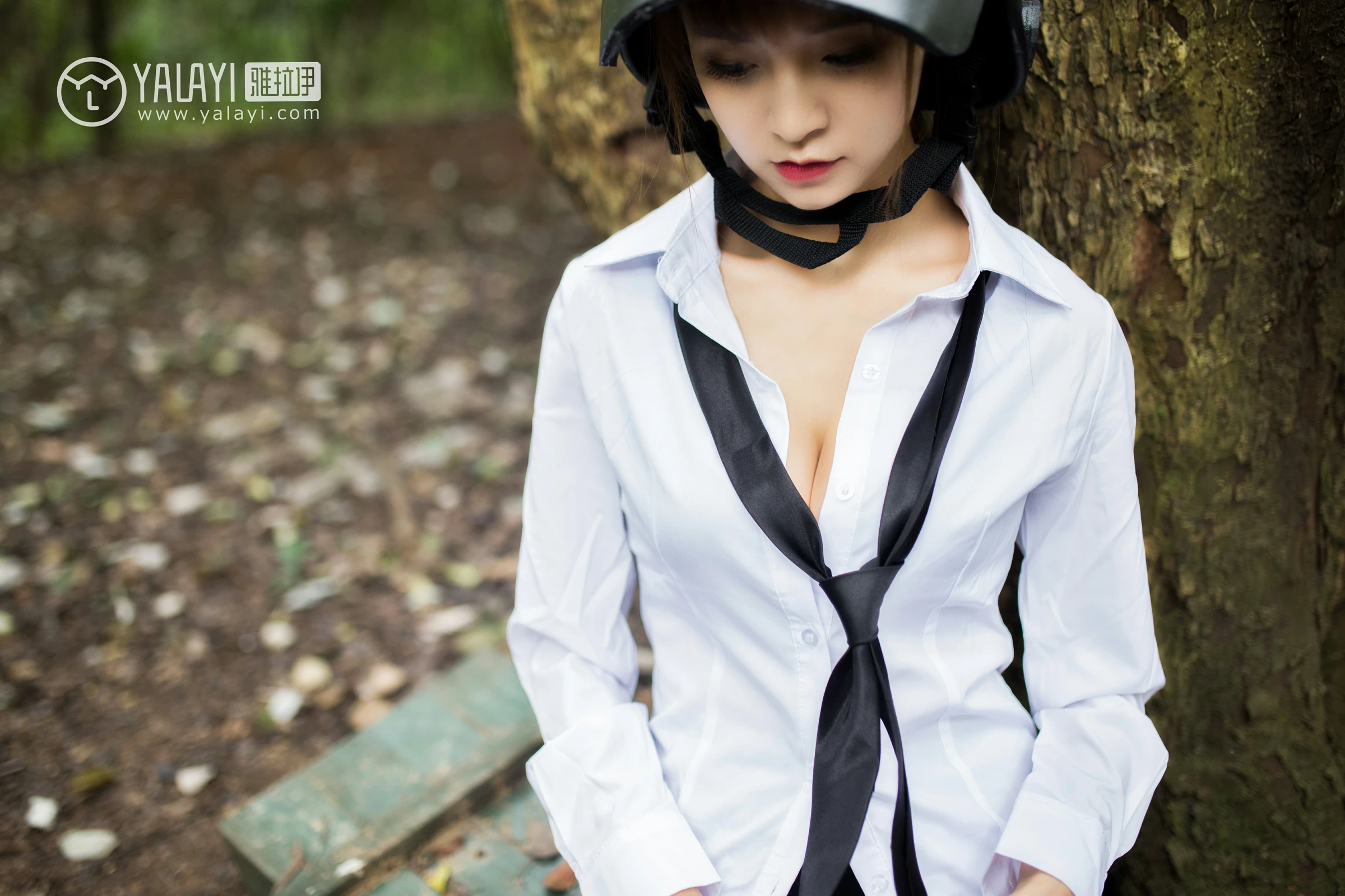 [YALAYI雅拉伊]NO.054 吃鸡少女 蘑菇 黑色内衣与黑色短裙加黑色丝袜美腿性感私房写真集第2张