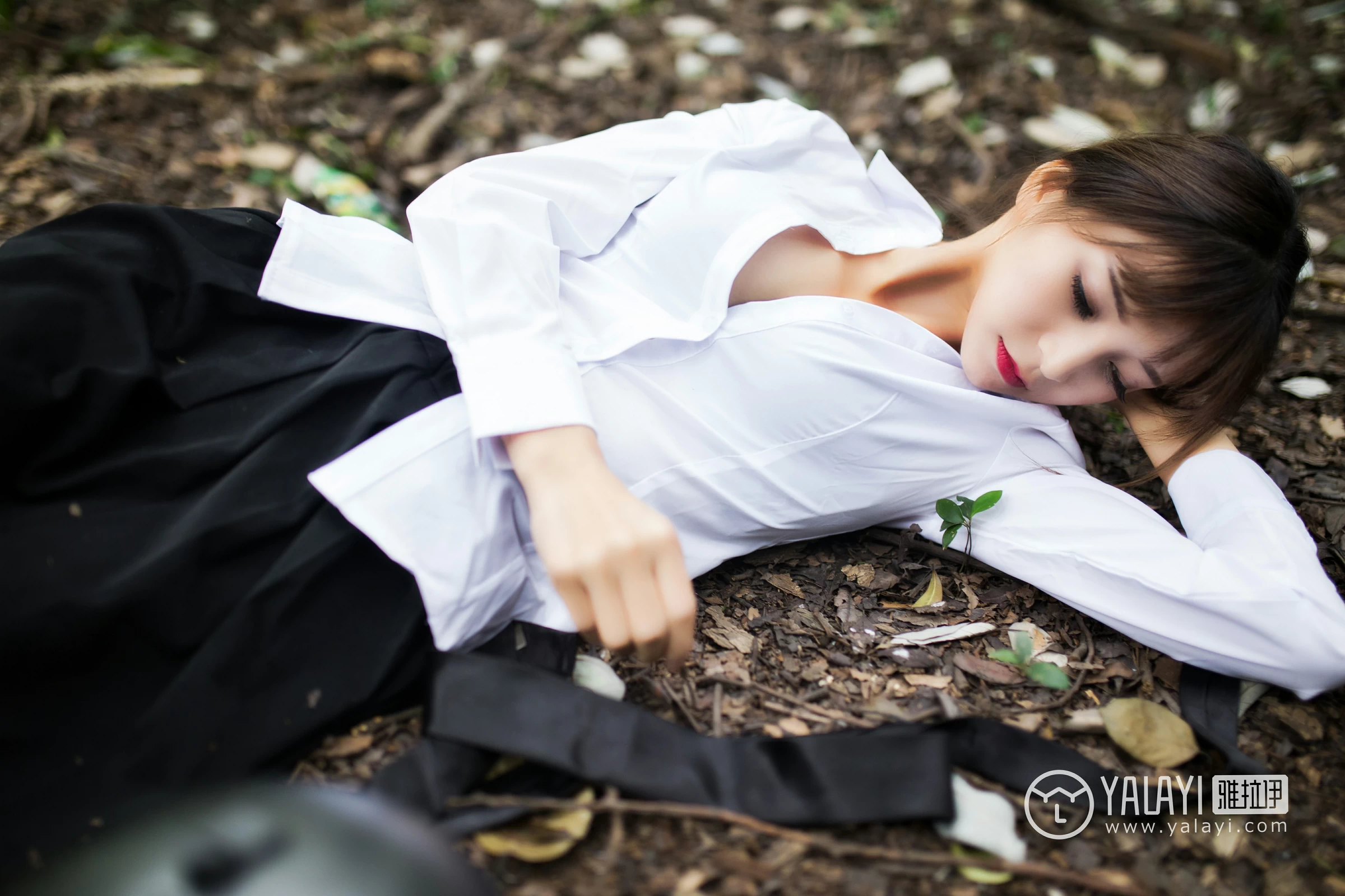 [YALAYI雅拉伊]NO.054 吃鸡少女 蘑菇 黑色内衣与黑色短裙加黑色丝袜美腿性感私房写真集第6张