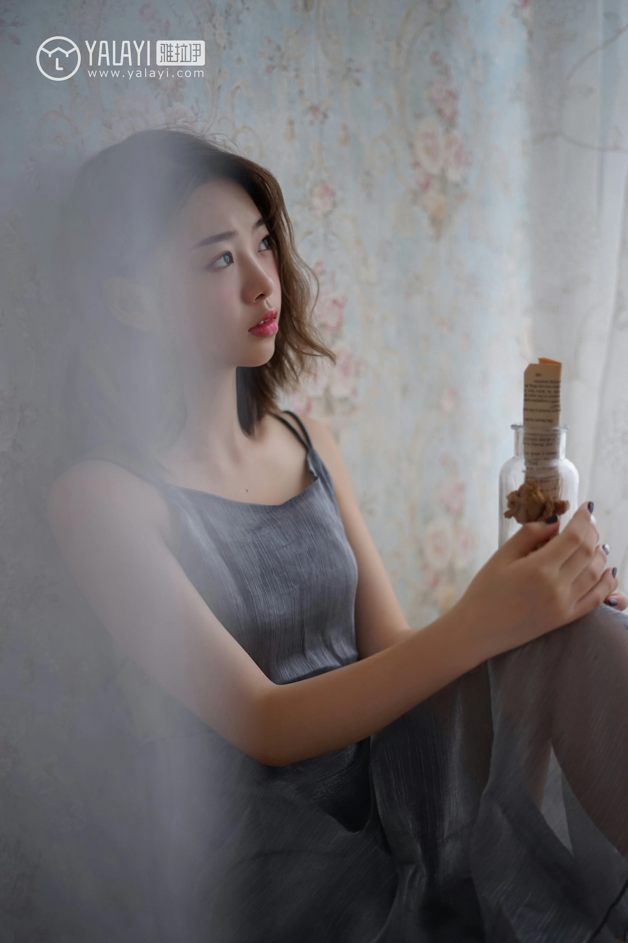 [YALAYI雅拉伊]NO.057 信 严冰冰 黑色蕾丝背心加短裤与吊带连衣裙性感私房写真集第4张