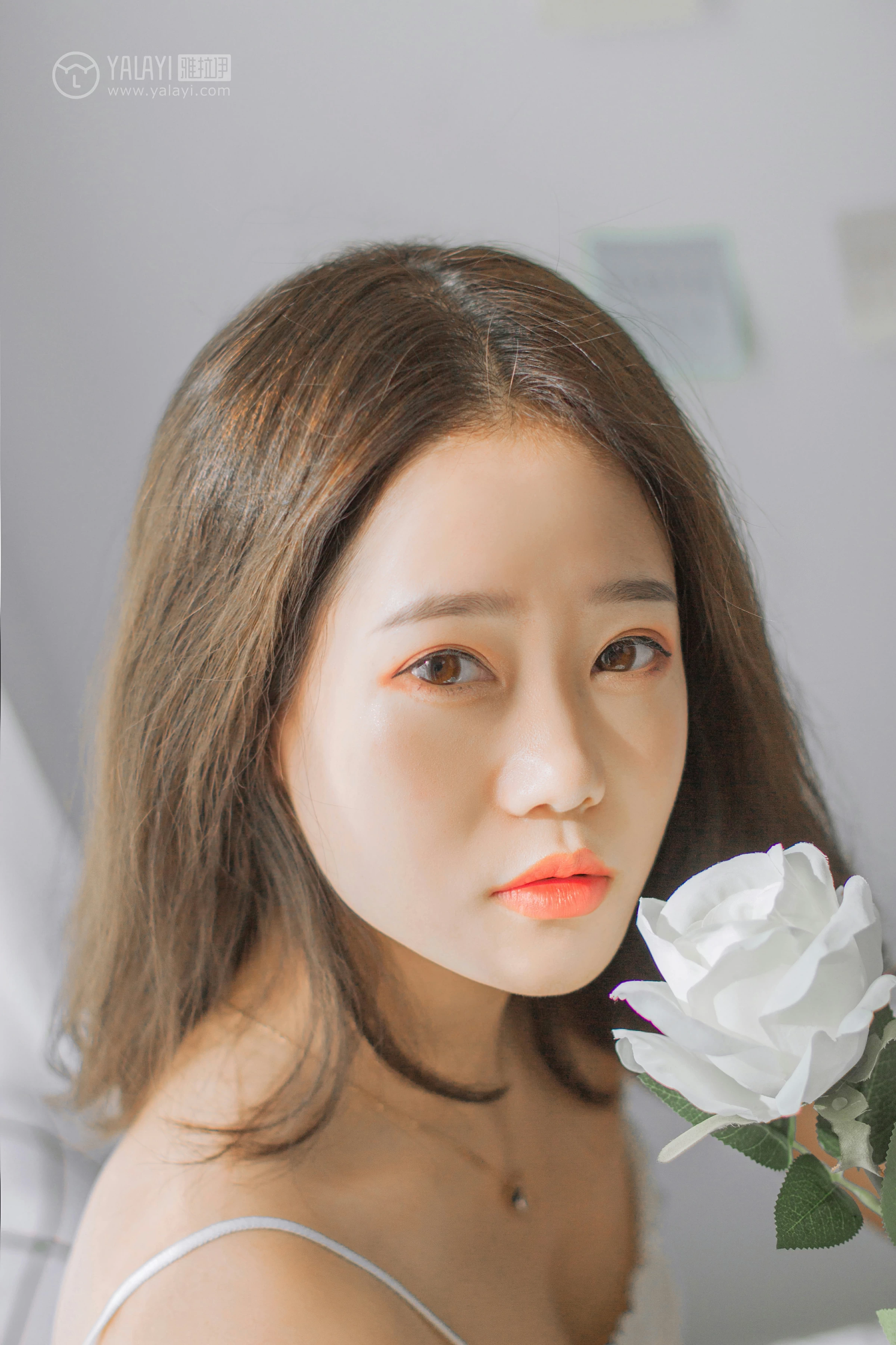 [YALAYI雅拉伊]NO.091 欲之与魚 李晗 白色性感小背心加牛仔短裤私房写真集第2张