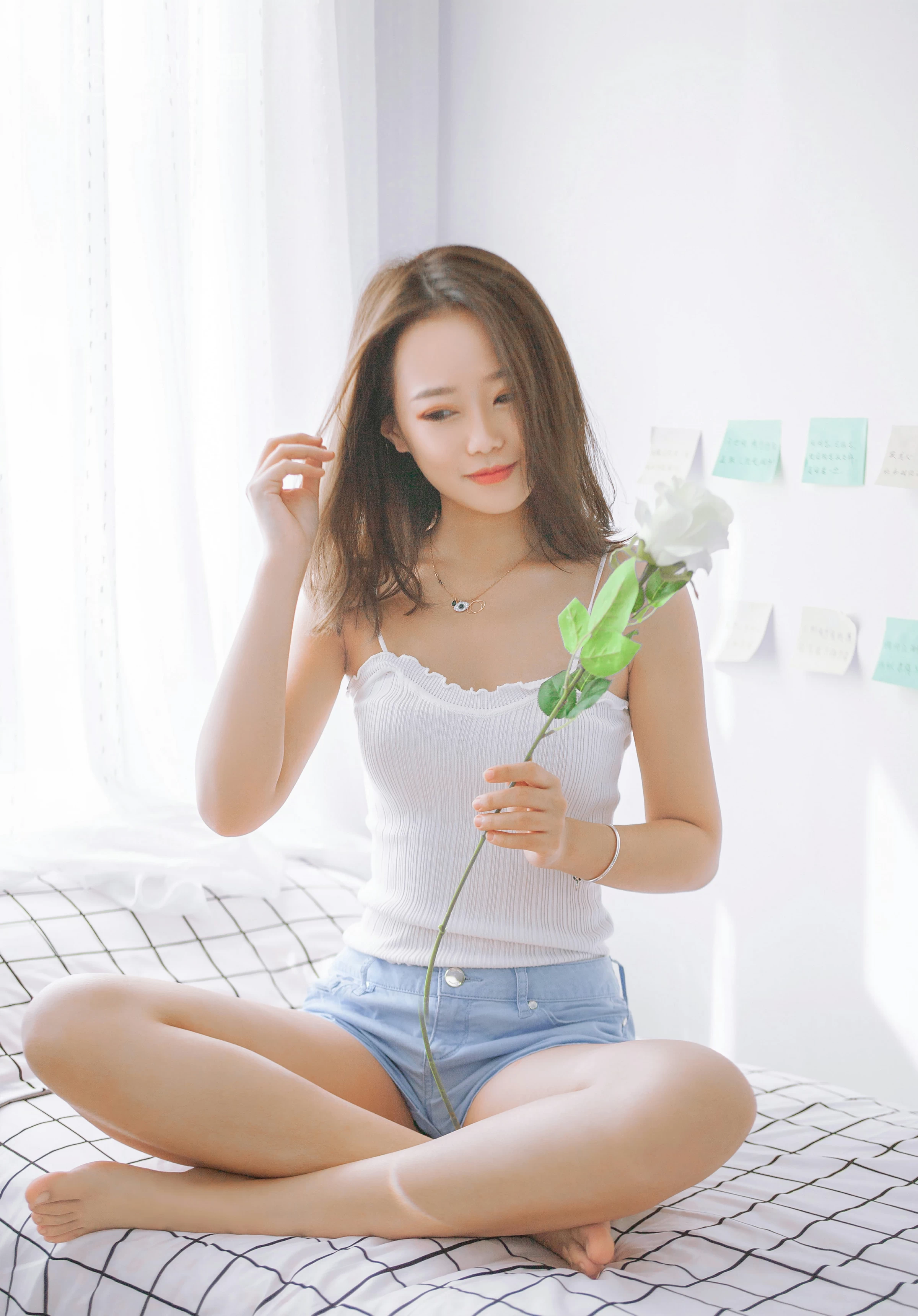 [YALAYI雅拉伊]NO.091 欲之与魚 李晗 白色性感小背心加牛仔短裤私房写真集第7张