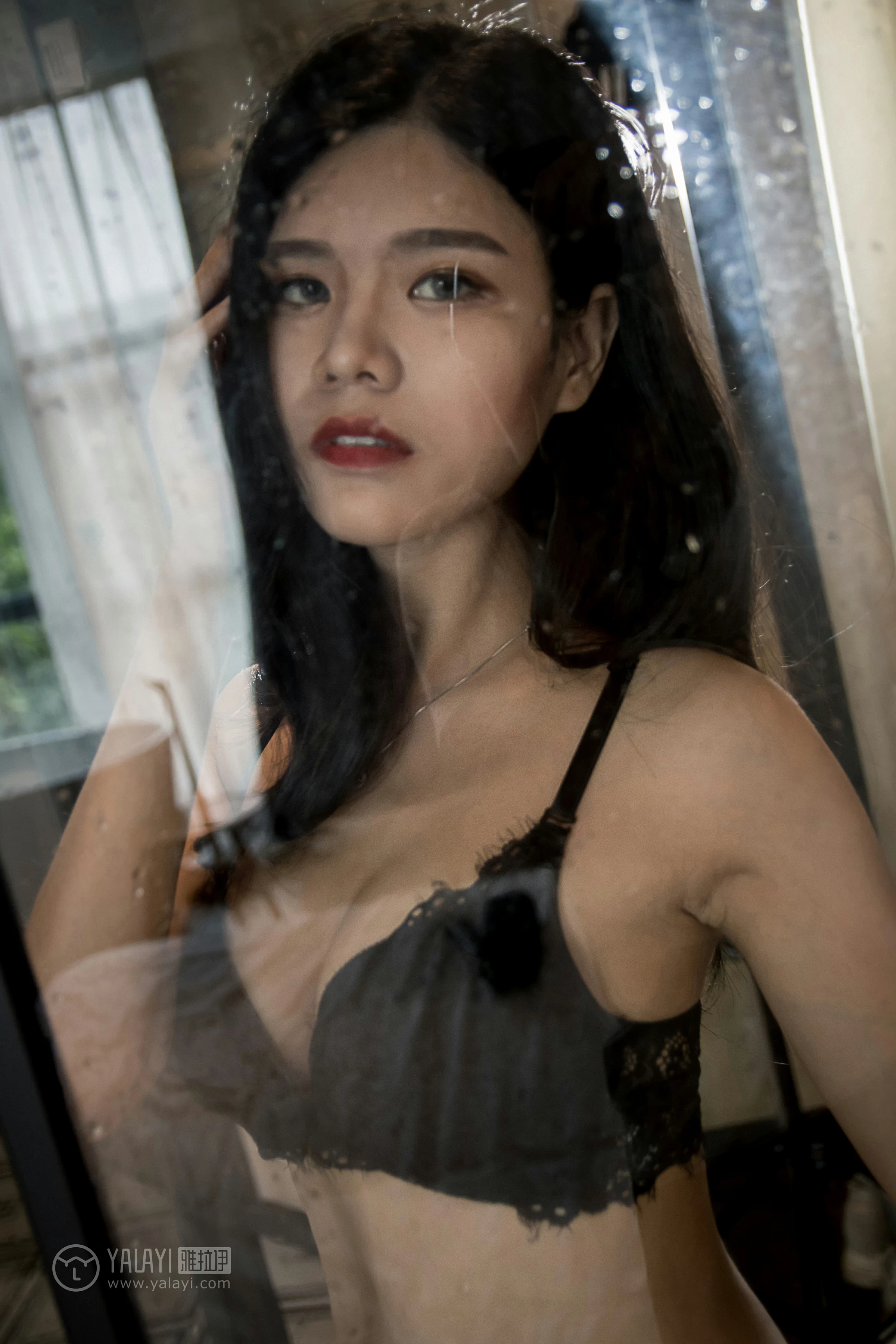 [YALAYI雅拉伊]NO.095 窥视 小灰 黑色蕾丝内衣加紧身牛仔裤性感私房写真集第10张