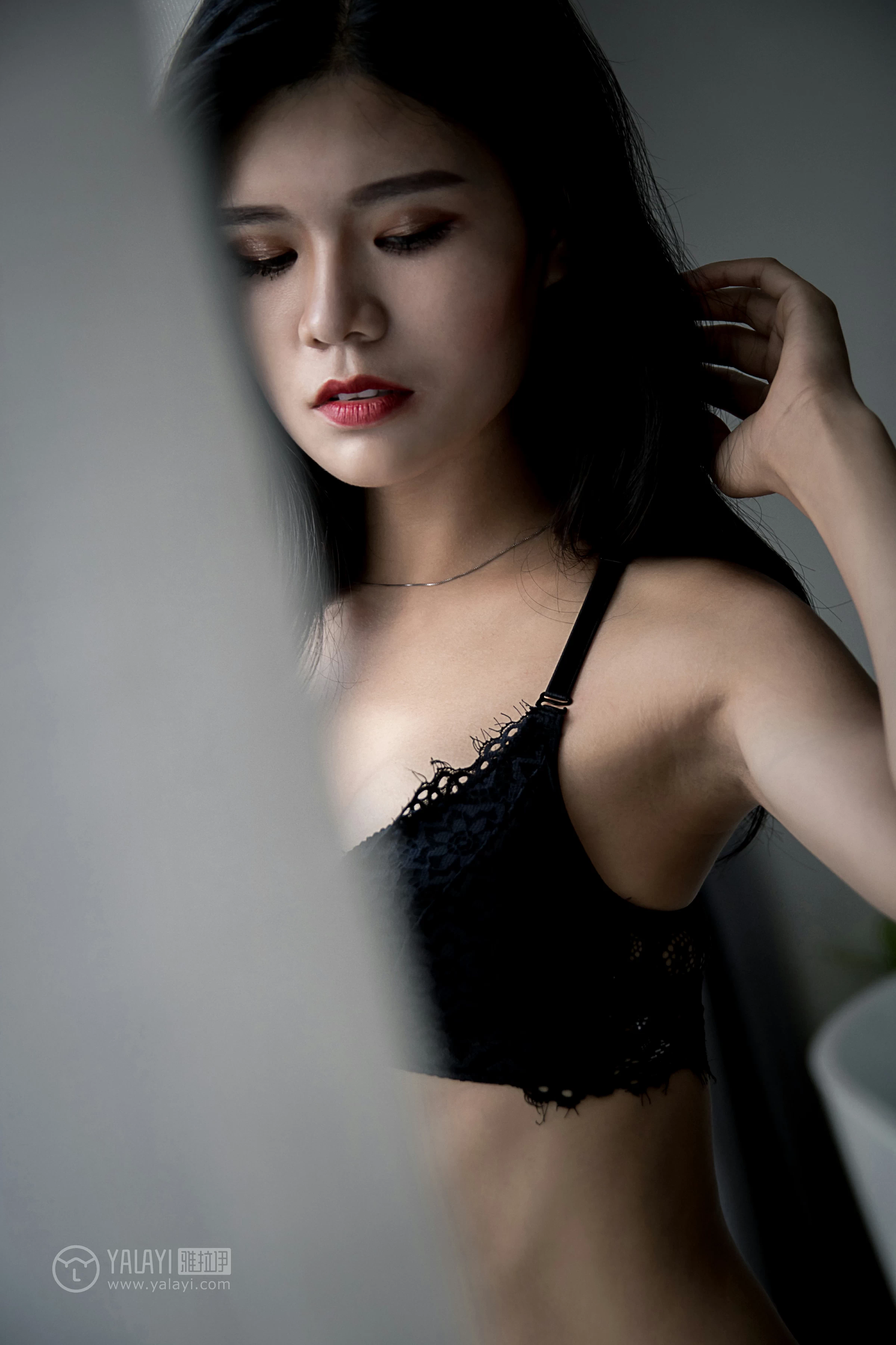 [YALAYI雅拉伊]NO.095 窥视 小灰 黑色蕾丝内衣加紧身牛仔裤性感私房写真集第14张