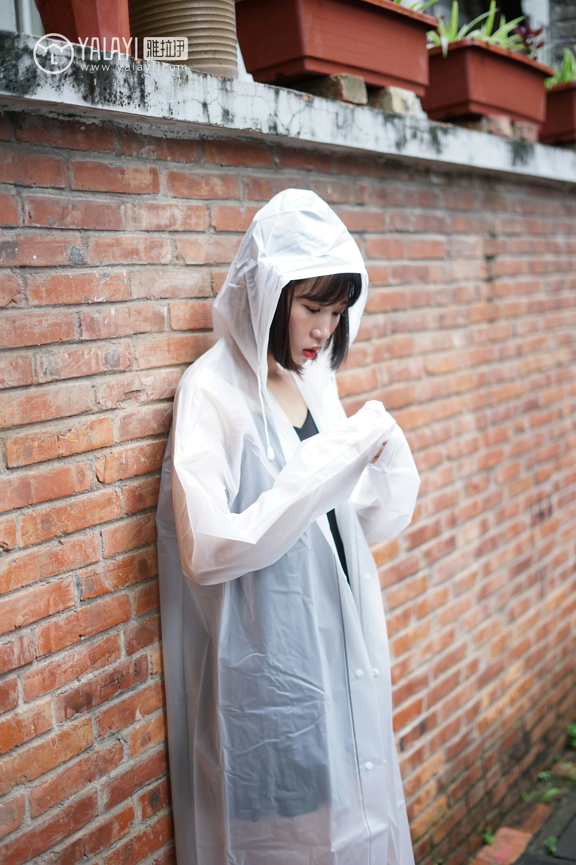 [YALAYI雅拉伊]NO.081 雨后晴空 公主小兔子 黑色吊带连衣裙与白色背心加短裤性感私房写真集第3张