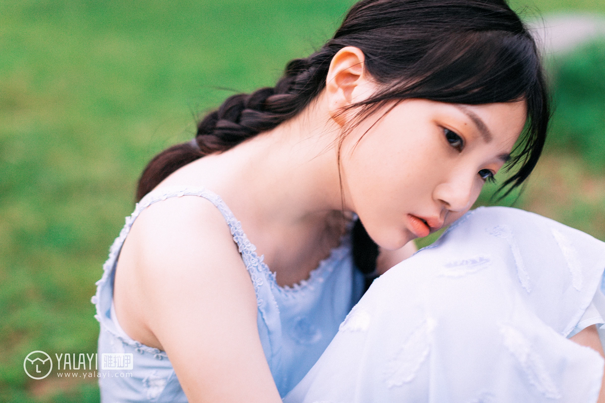 [YALAYI雅拉伊]NO.082 绿喜青花 Doubleyu 淡蓝色吊带连衣裙清纯可爱私房写真集第10张