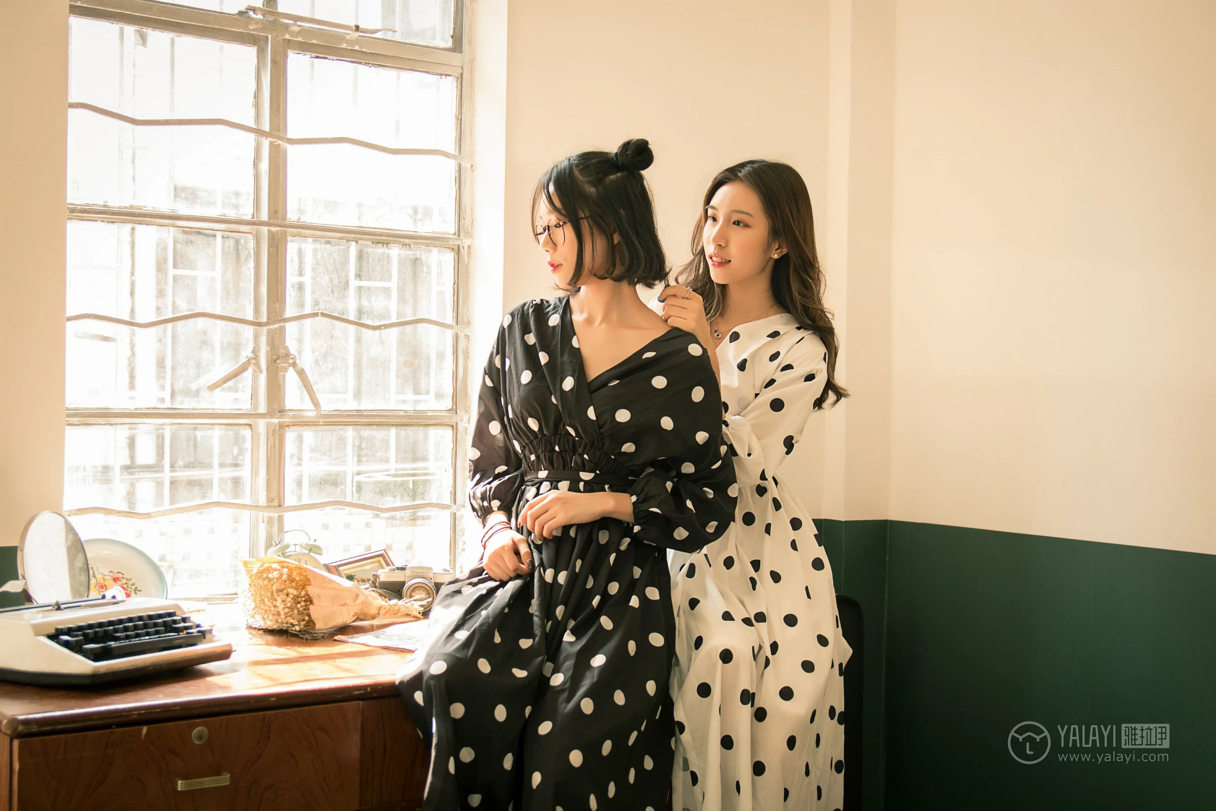 [YALAYI雅拉伊]NO.114 双面伊人 琳琳 琛琛 居家睡衣性感私房写真集第4张