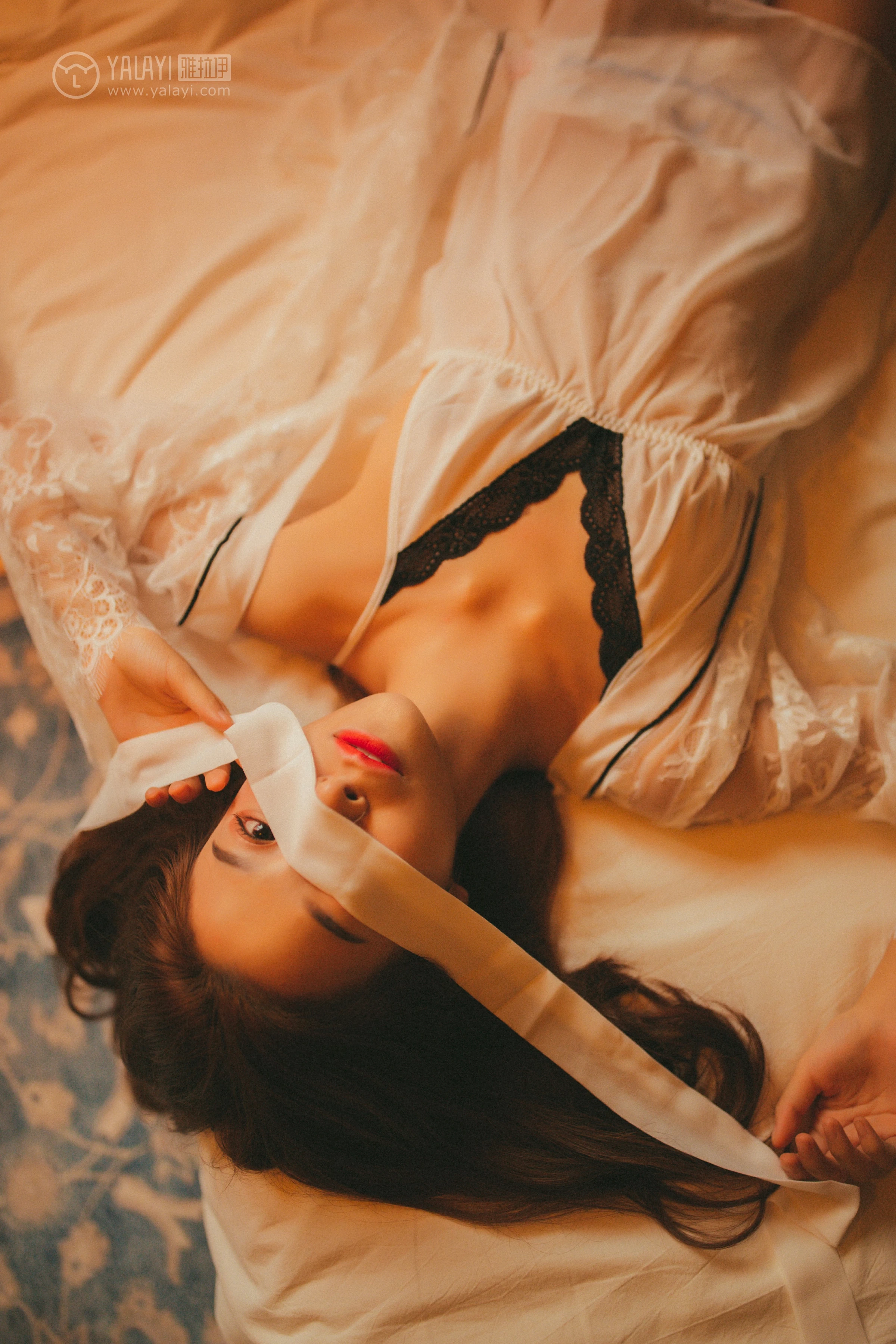 [YALAYI雅拉伊]NO.116 我在等你 倩微微 透视镂空睡衣加白色蕾丝情趣内衣性感私房写真集第10张