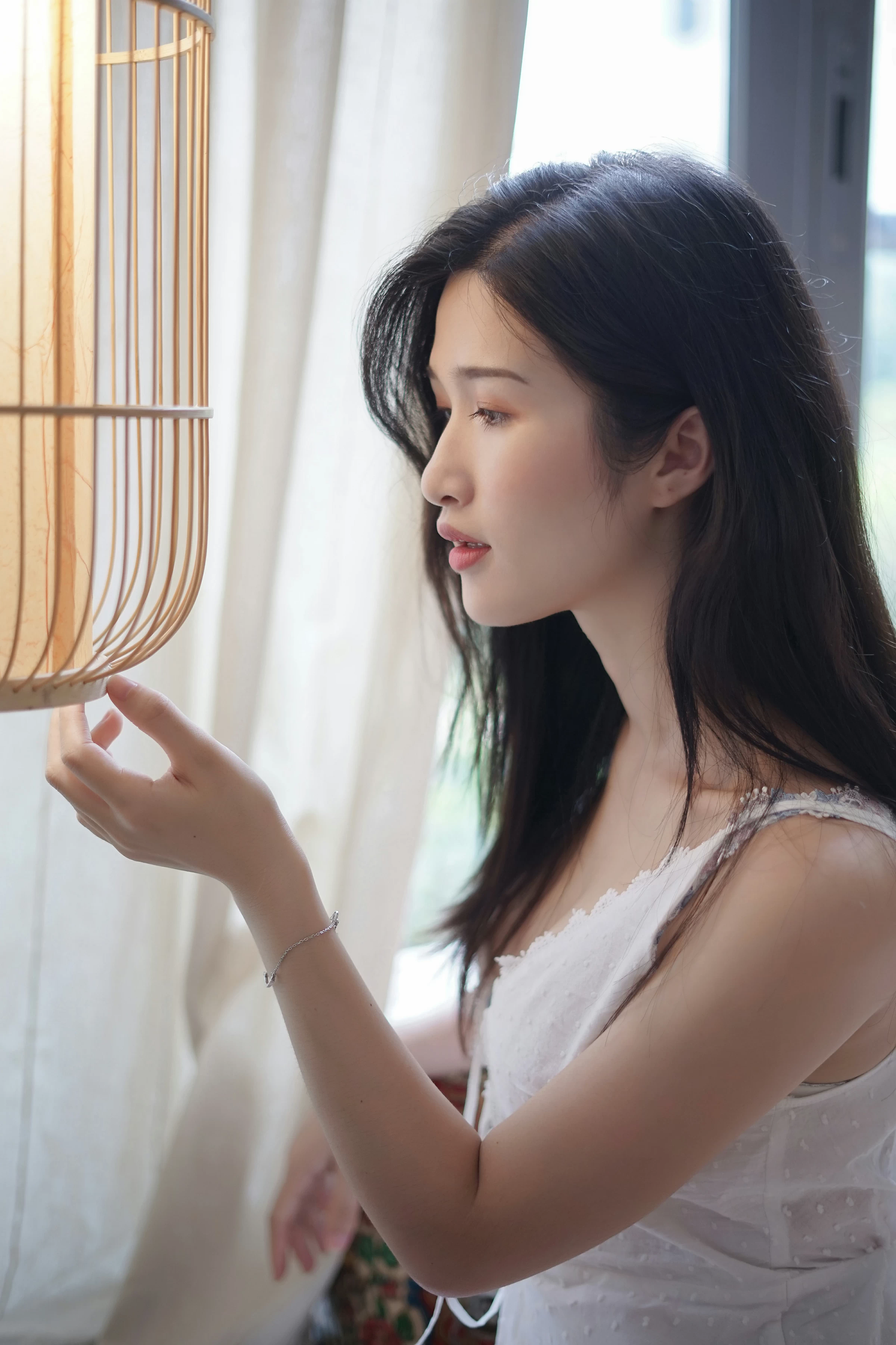 [YALAYI雅拉伊]NO.127 壹日 塔塔 白色吊带睡衣加蕾丝内衣性感私房写真集第5张