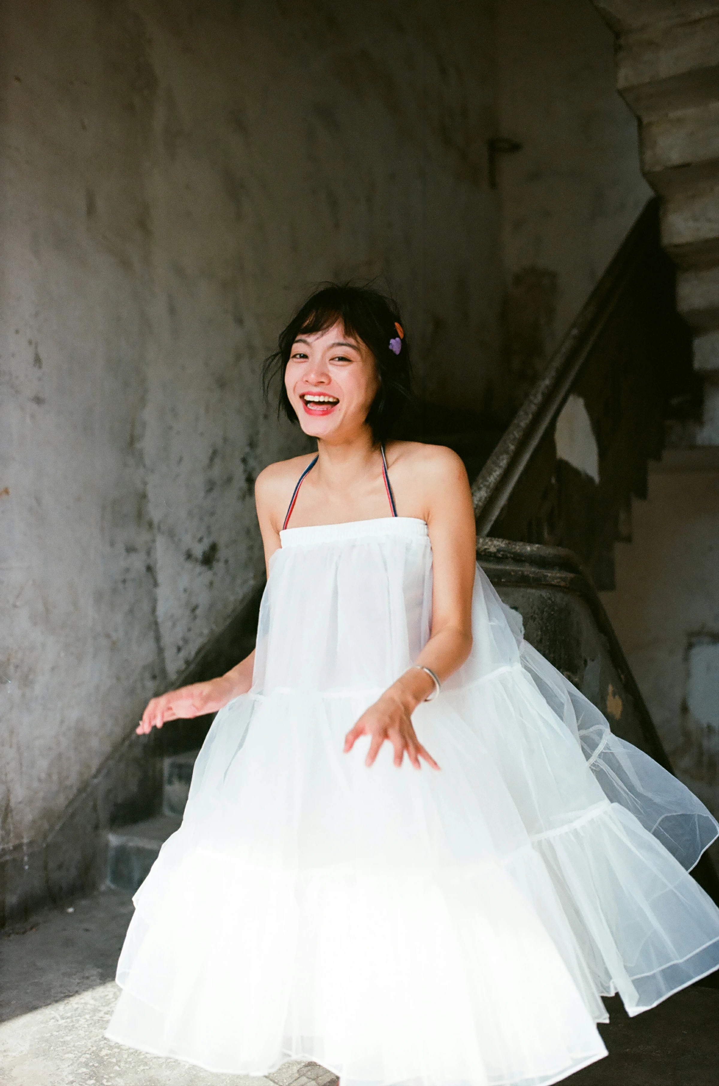 [YALAYI雅拉伊]NO.131 游街 米粒米粒 彩色背心与牛仔外套加白色透视裙私房写真集第4张