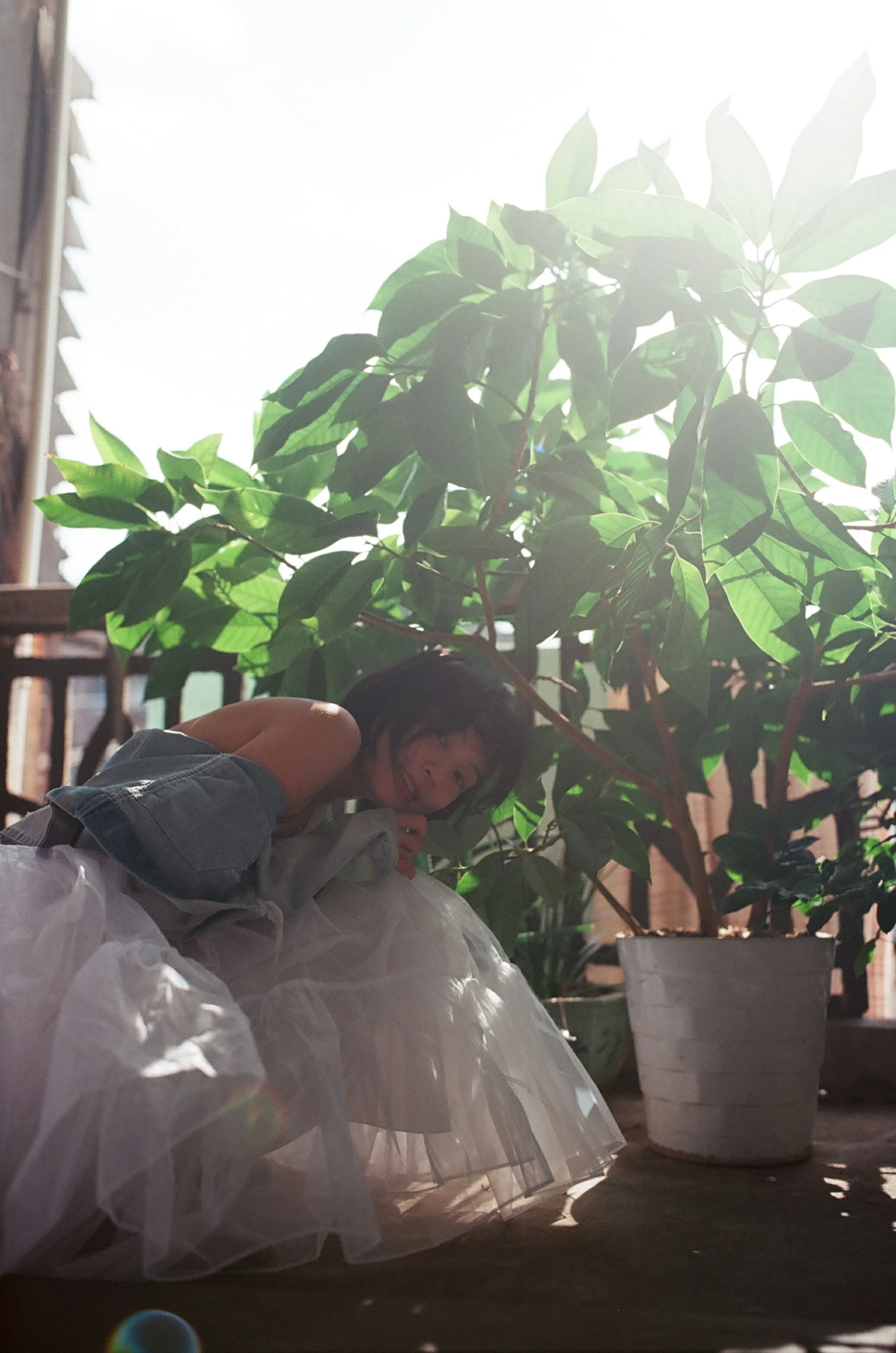 [YALAYI雅拉伊]NO.131 游街 米粒米粒 彩色背心与牛仔外套加白色透视裙私房写真集第5张