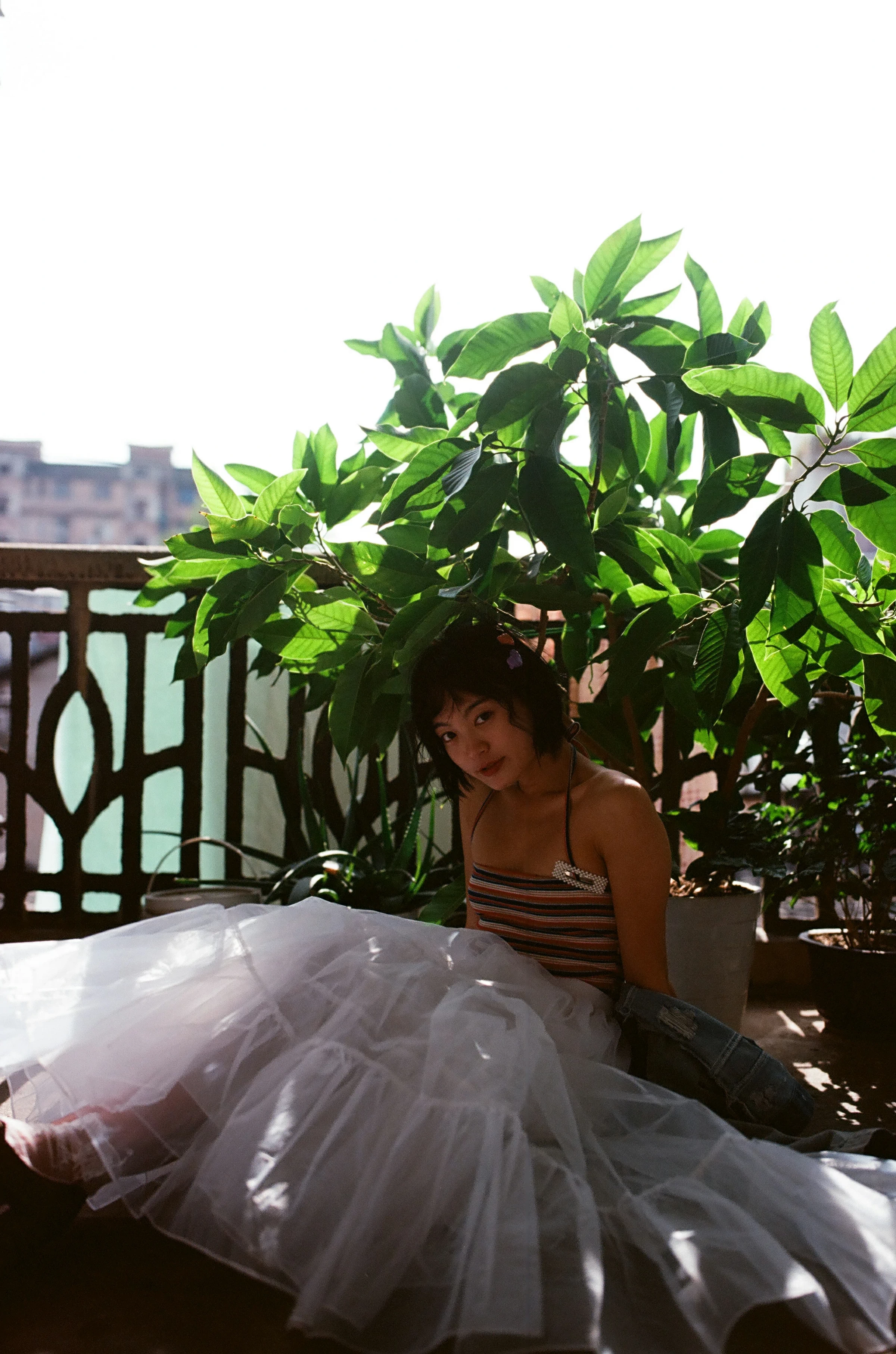 [YALAYI雅拉伊]NO.131 游街 米粒米粒 彩色背心与牛仔外套加白色透视裙私房写真集第5张