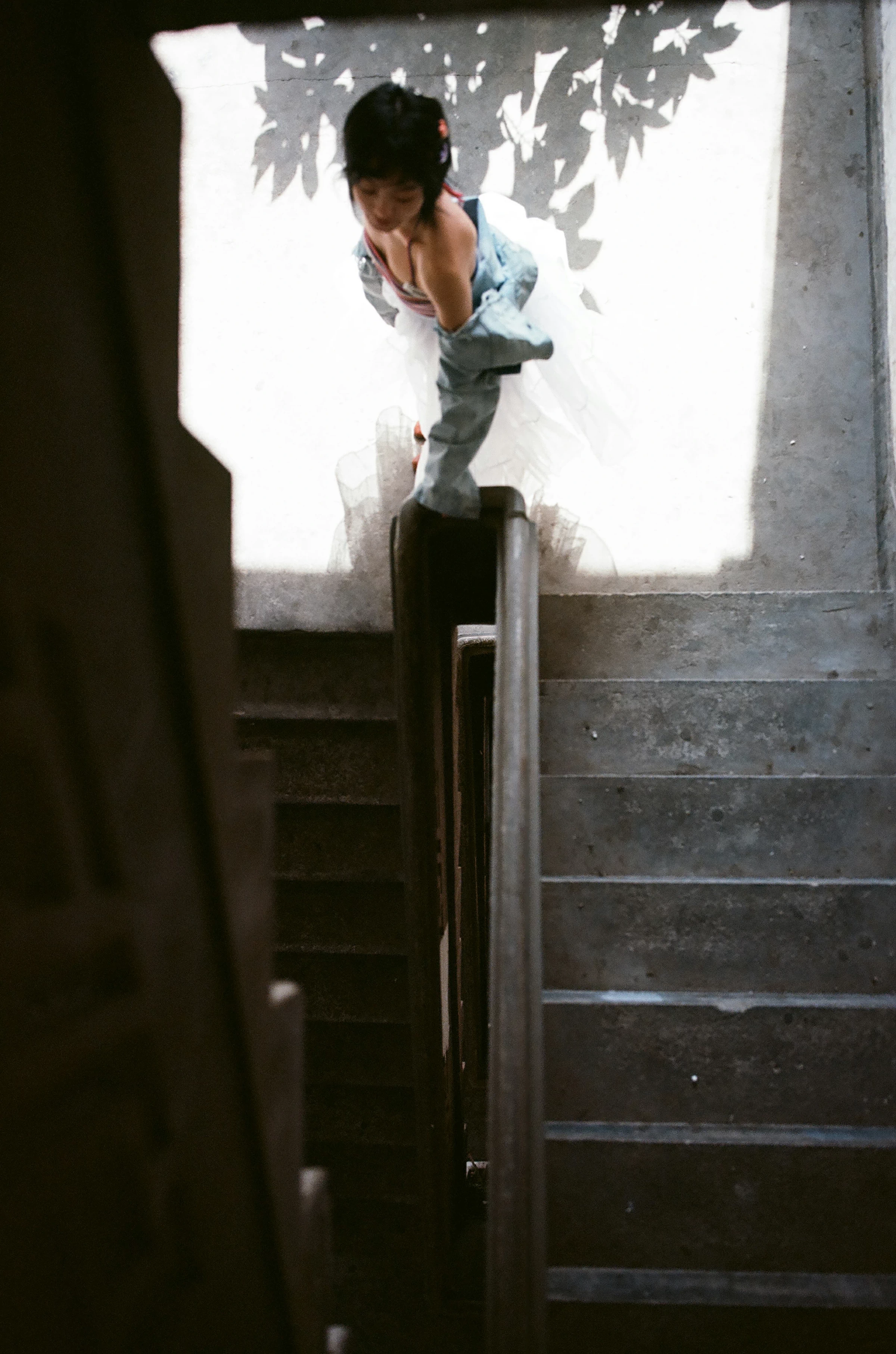 [YALAYI雅拉伊]NO.131 游街 米粒米粒 彩色背心与牛仔外套加白色透视裙私房写真集第6张