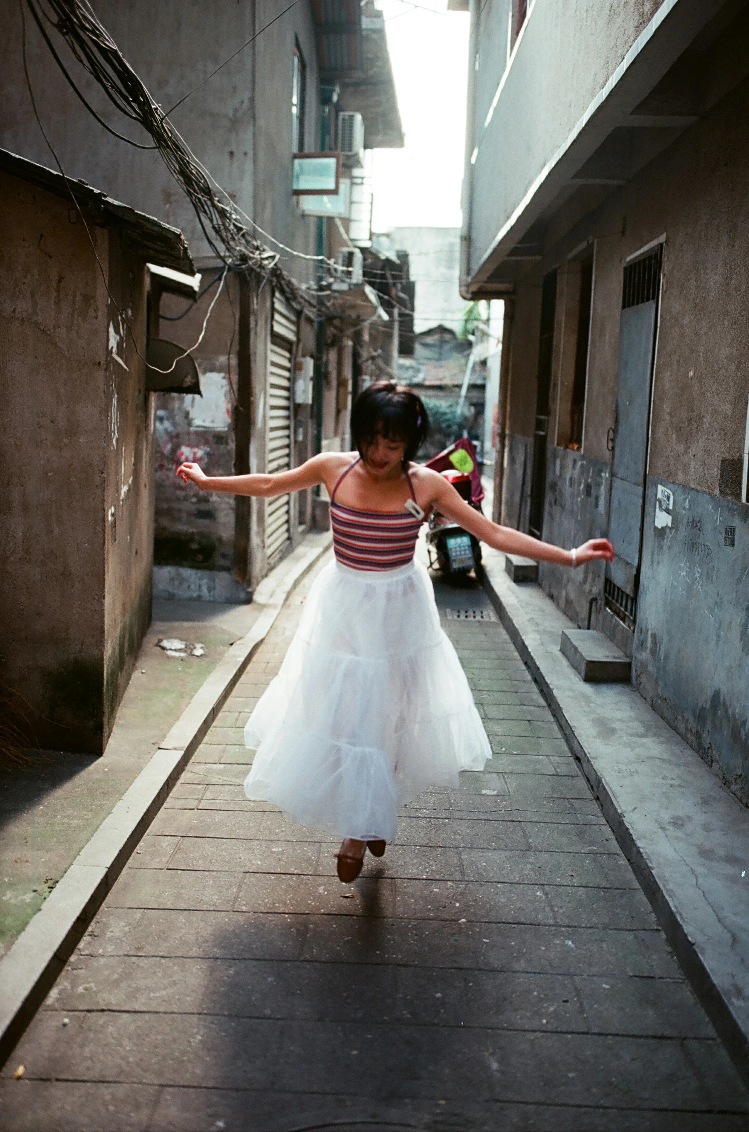 [YALAYI雅拉伊]NO.131 游街 米粒米粒 彩色背心与牛仔外套加白色透视裙私房写真集第7张