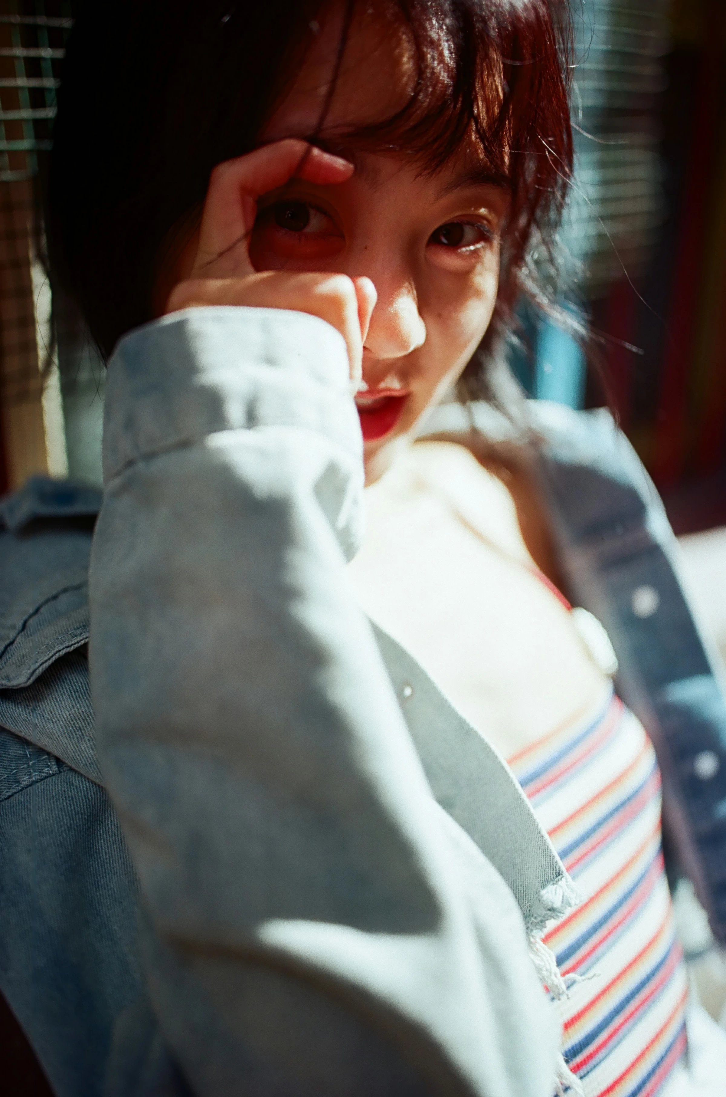 [YALAYI雅拉伊]NO.131 游街 米粒米粒 彩色背心与牛仔外套加白色透视裙私房写真集第10张