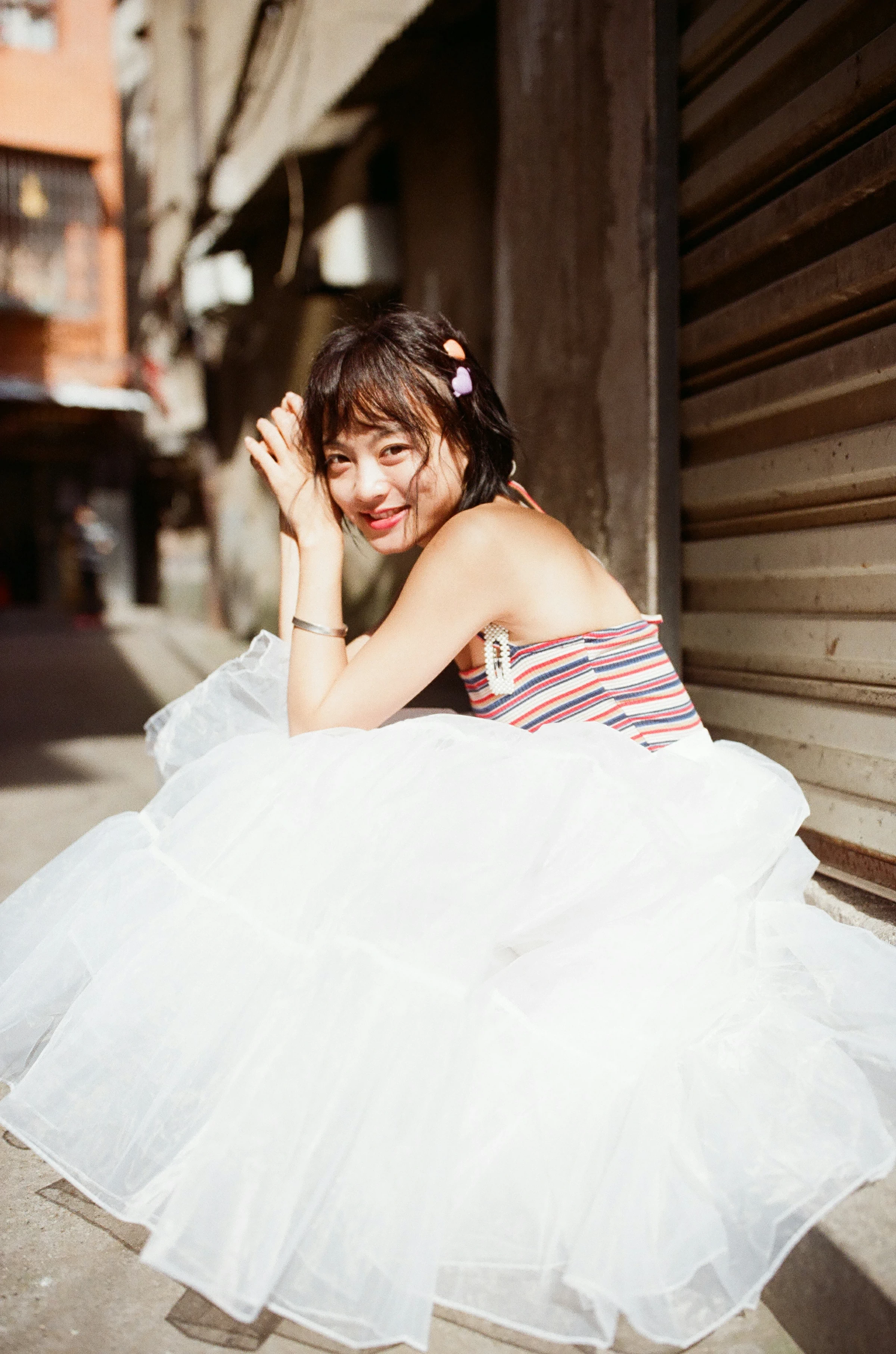 [YALAYI雅拉伊]NO.131 游街 米粒米粒 彩色背心与牛仔外套加白色透视裙私房写真集第14张