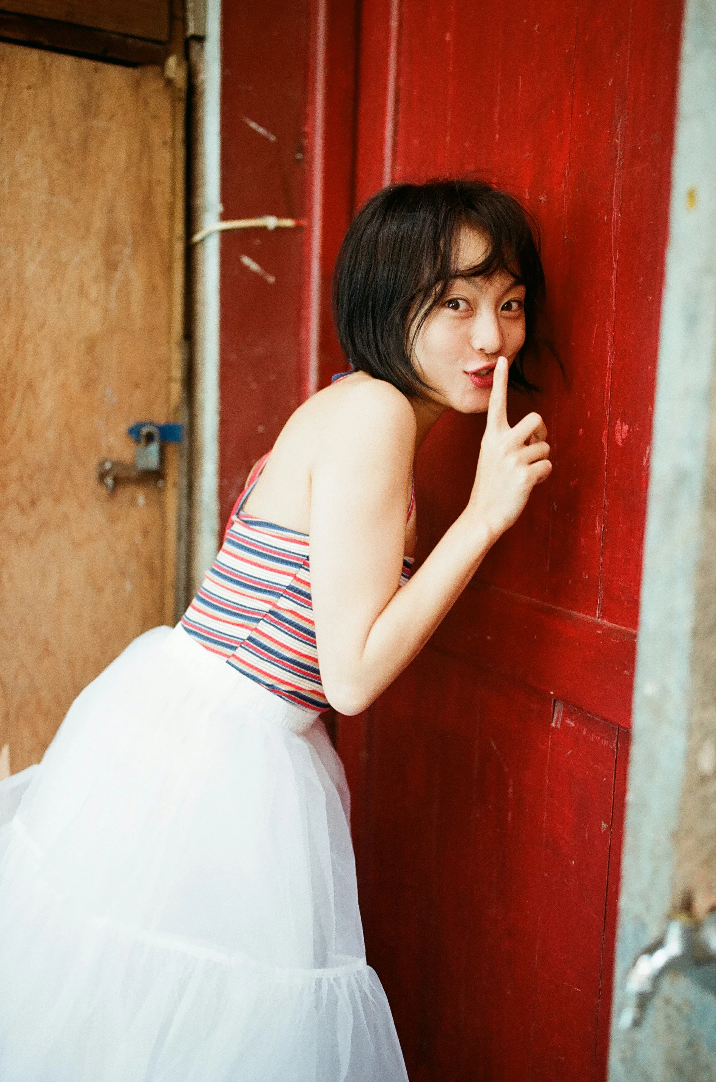 [YALAYI雅拉伊]NO.131 游街 米粒米粒 彩色背心与牛仔外套加白色透视裙私房写真集第15张