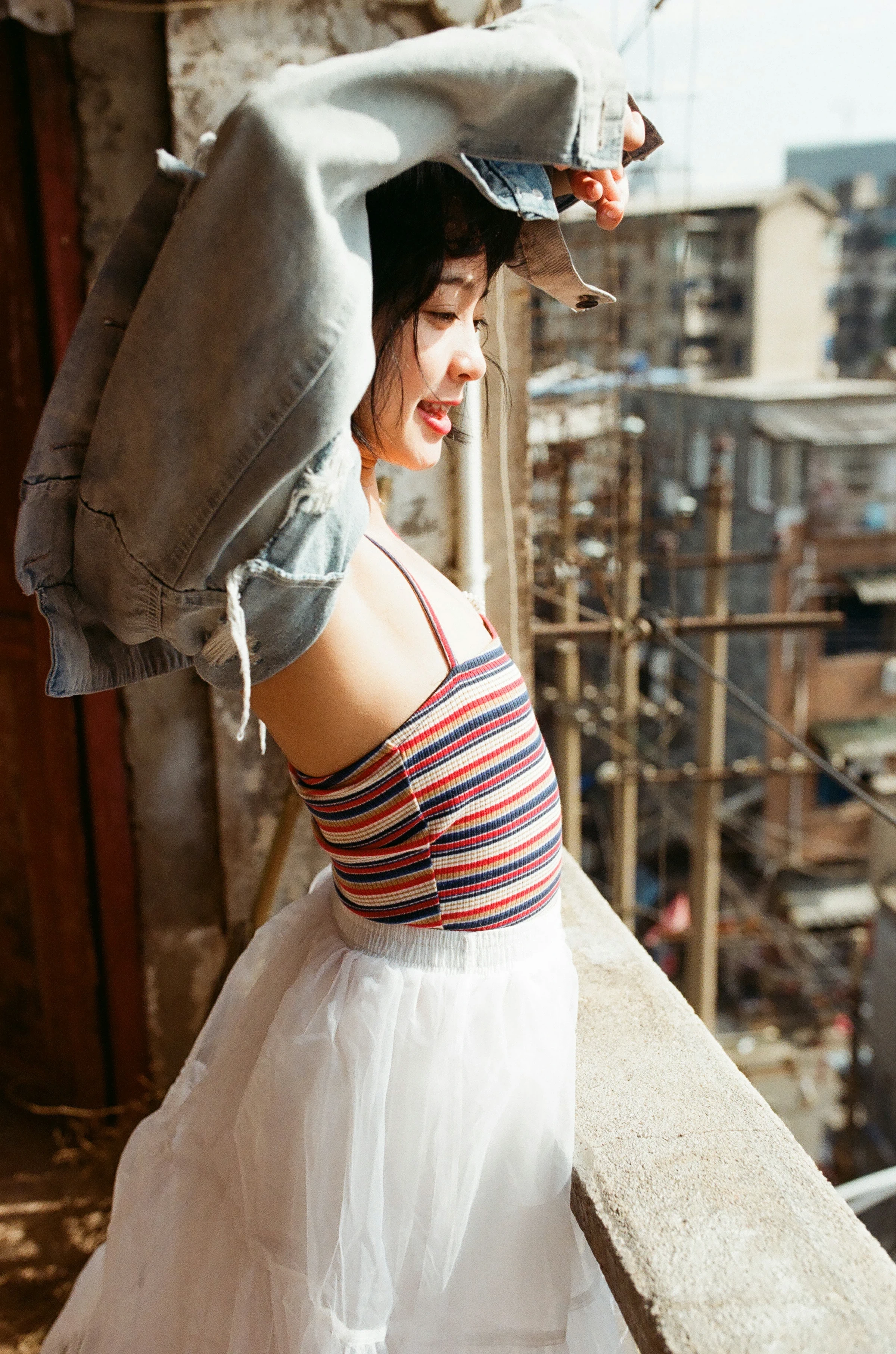 [YALAYI雅拉伊]NO.131 游街 米粒米粒 彩色背心与牛仔外套加白色透视裙私房写真集第17张