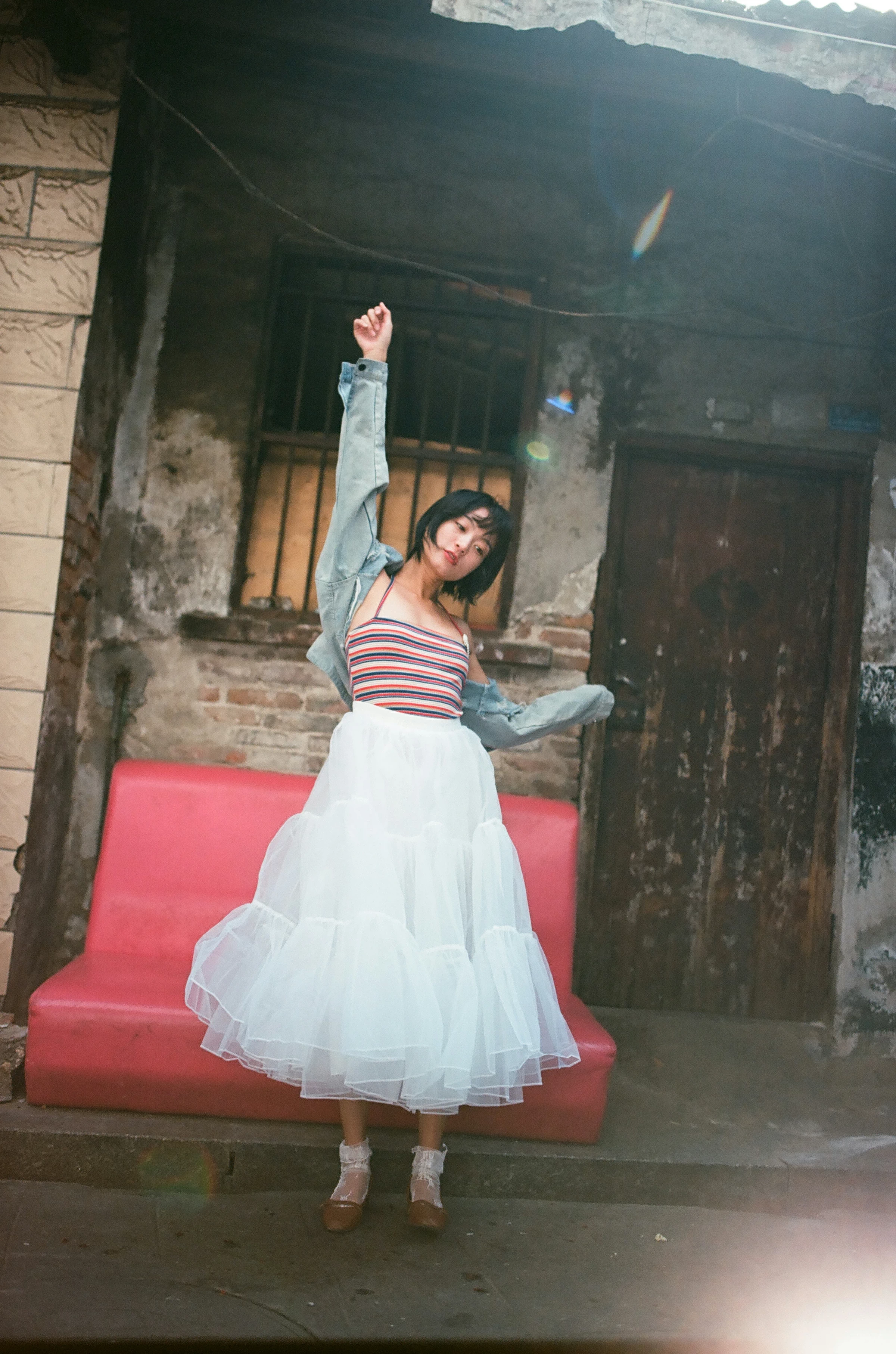 [YALAYI雅拉伊]NO.131 游街 米粒米粒 彩色背心与牛仔外套加白色透视裙私房写真集第18张