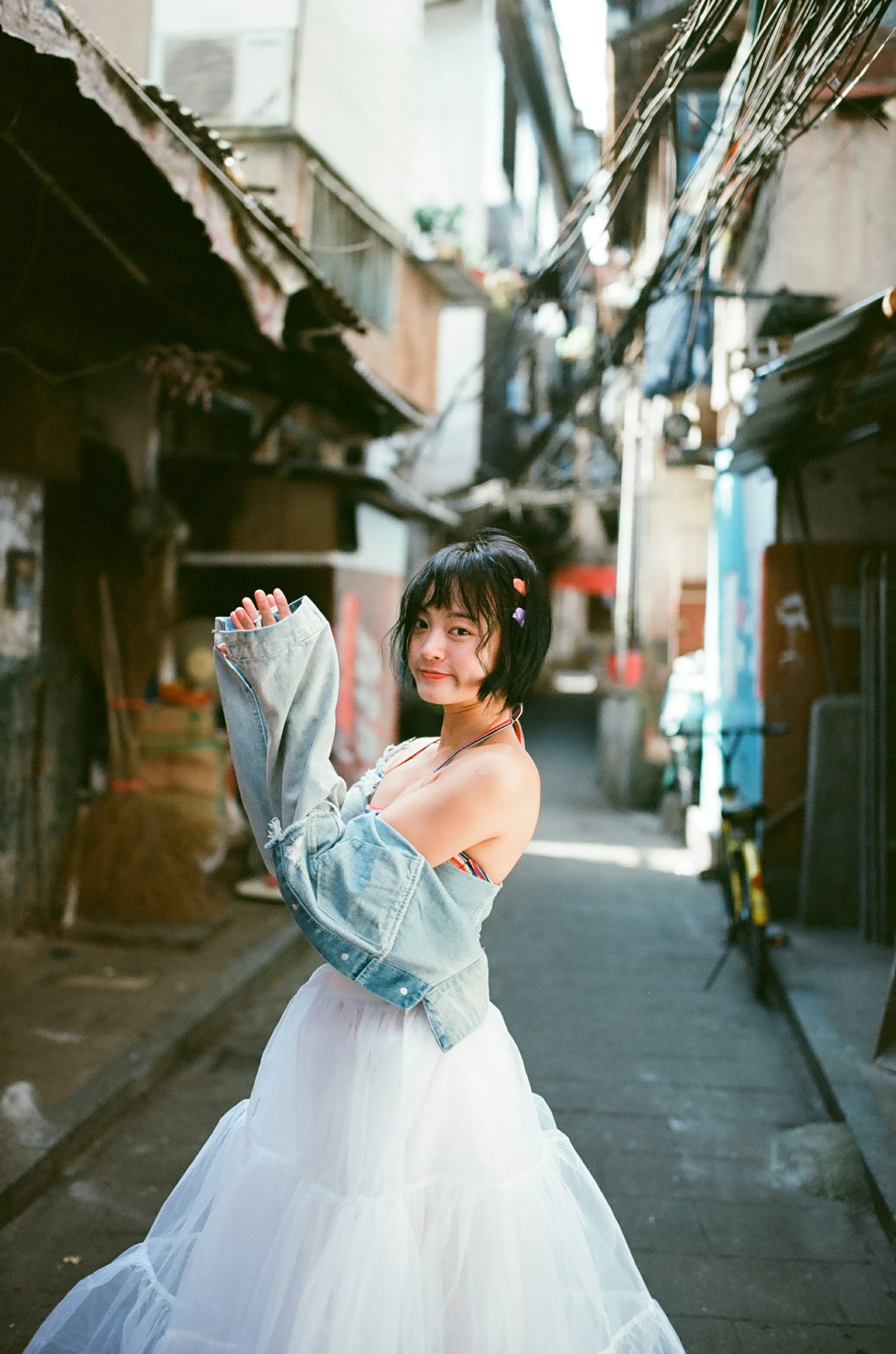 [YALAYI雅拉伊]NO.131 游街 米粒米粒 彩色背心与牛仔外套加白色透视裙私房写真集第20张