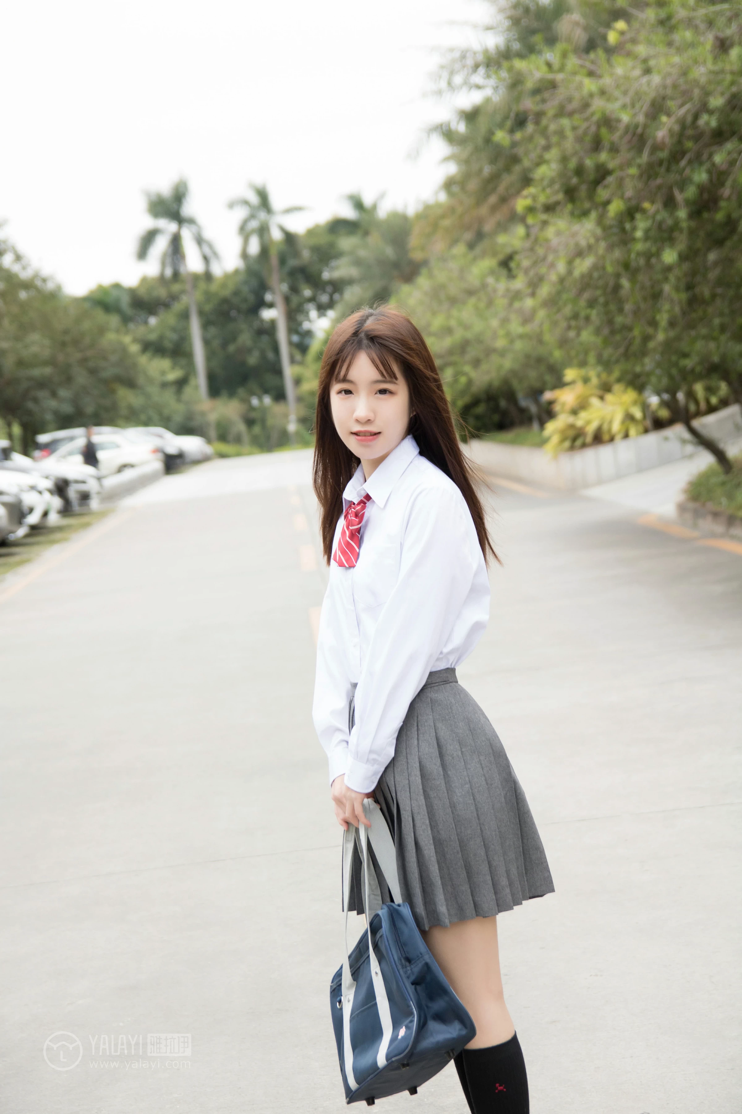 [YALAYI雅拉伊]NO.148 青春的梦 Toki 高中女生制服 白色衬衫加灰色短裙清纯可爱私房写真集第4张
