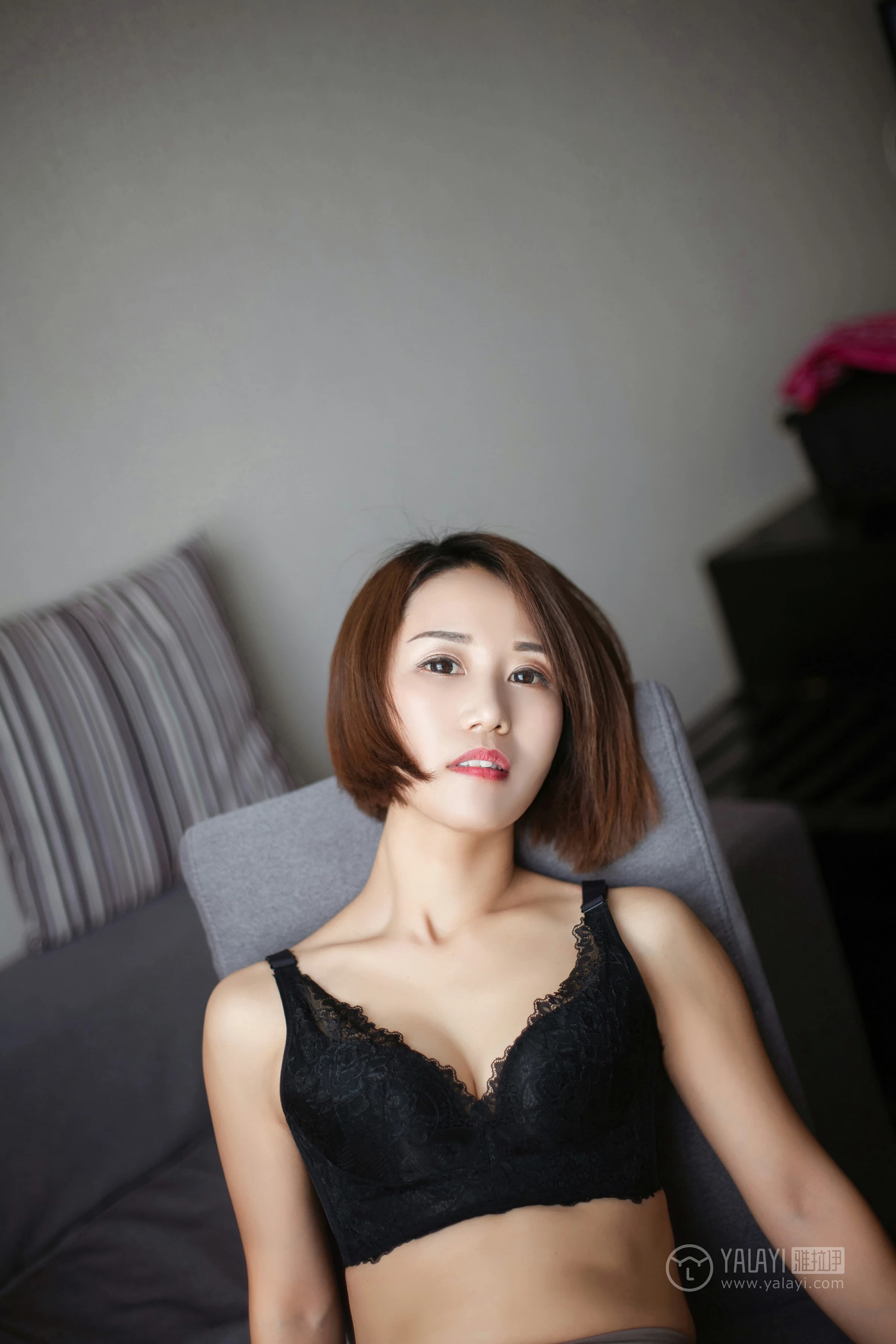 [YALAYI雅拉伊]NO.163 丝丝念念 嫣然 黑色紧身连衣裙加肉色丝袜美腿玉足性感私房写真集第11张