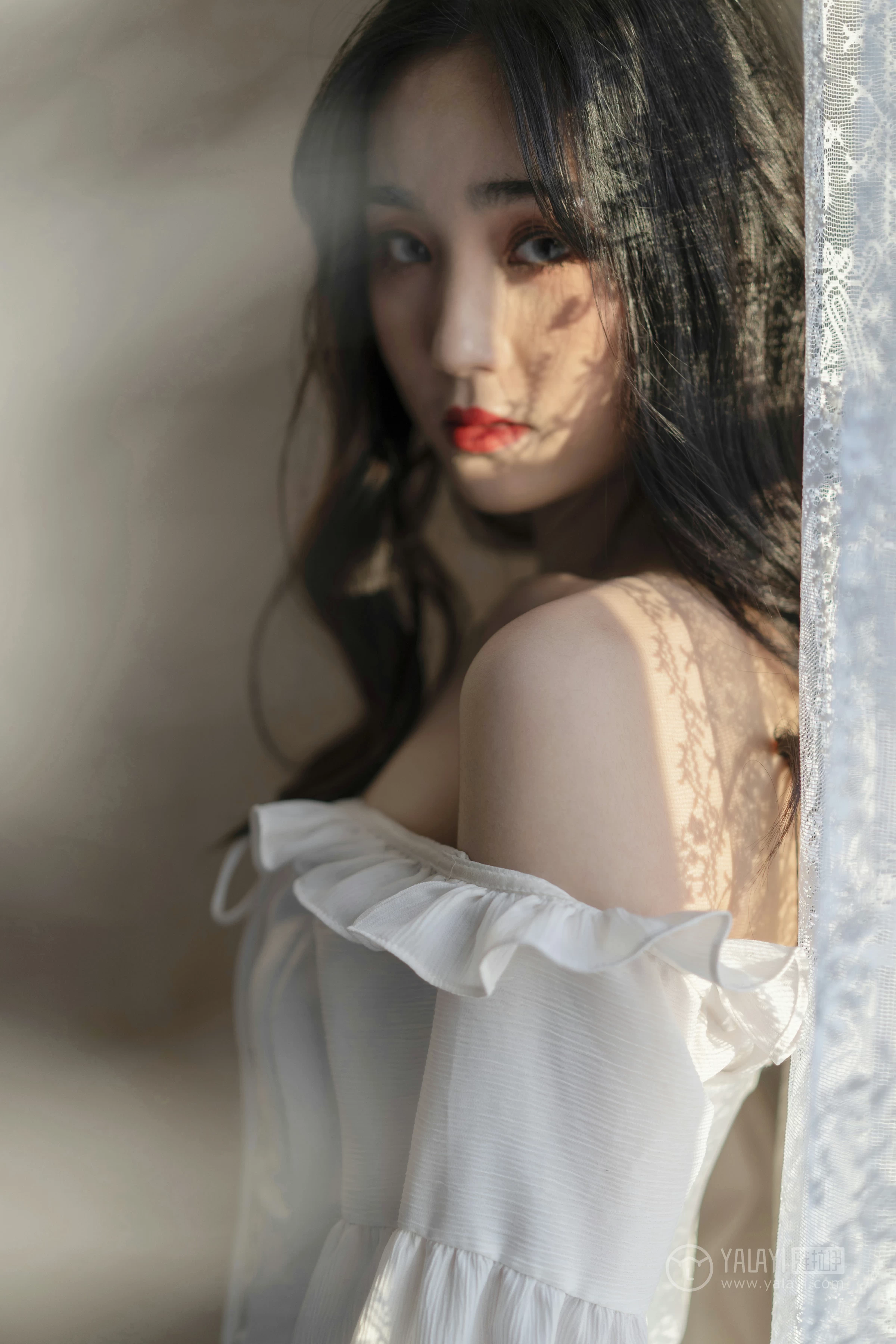 [YALAYI雅拉伊]No.168 画中伊人 项兴咏 白色塑身抹胸连衣裙性感私房写真集第4张