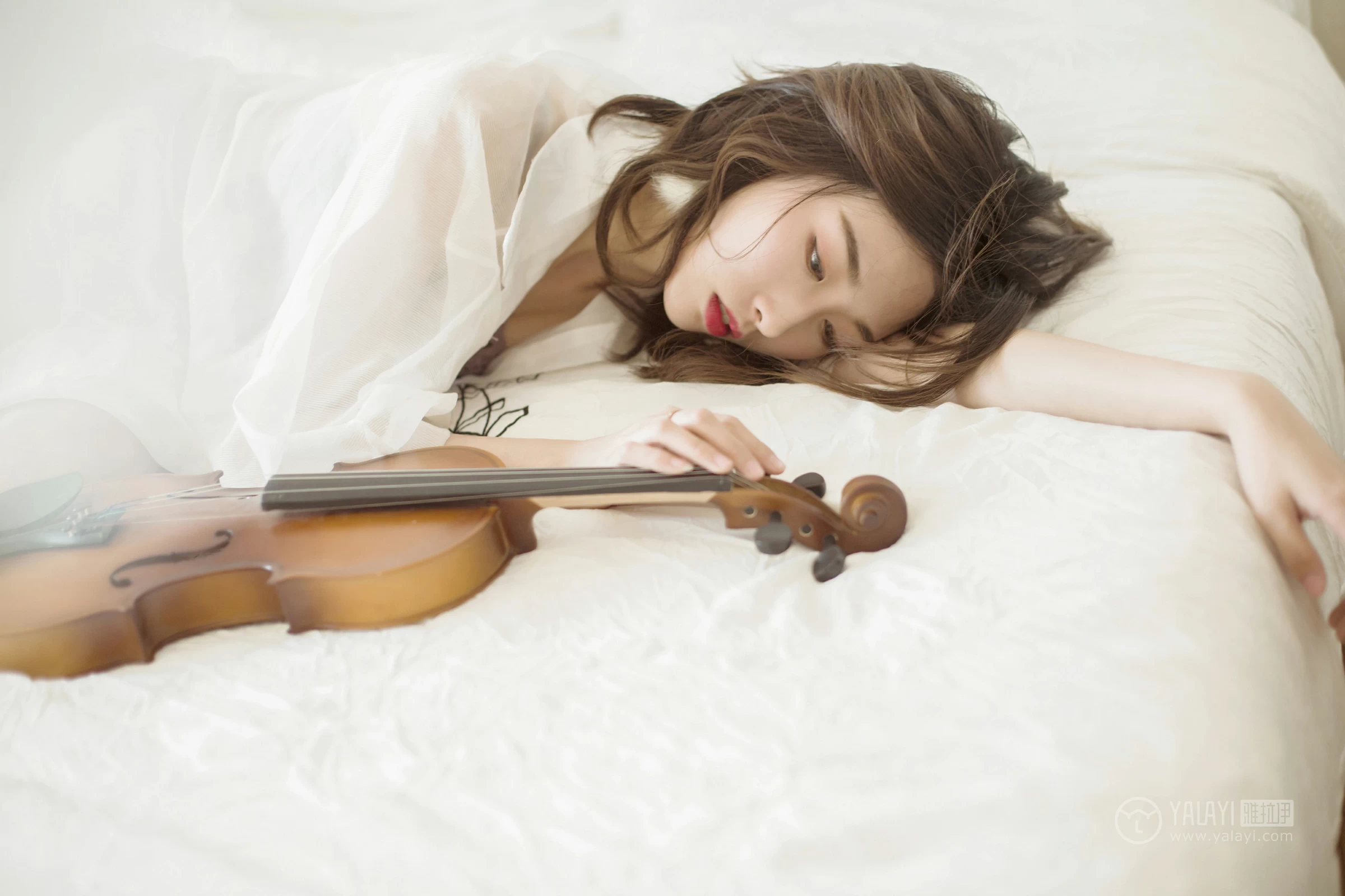 [YALAYI雅拉伊]No.176 心梦 佳佳 白色透视睡衣加蕾丝内衣性感私房写真集第16张