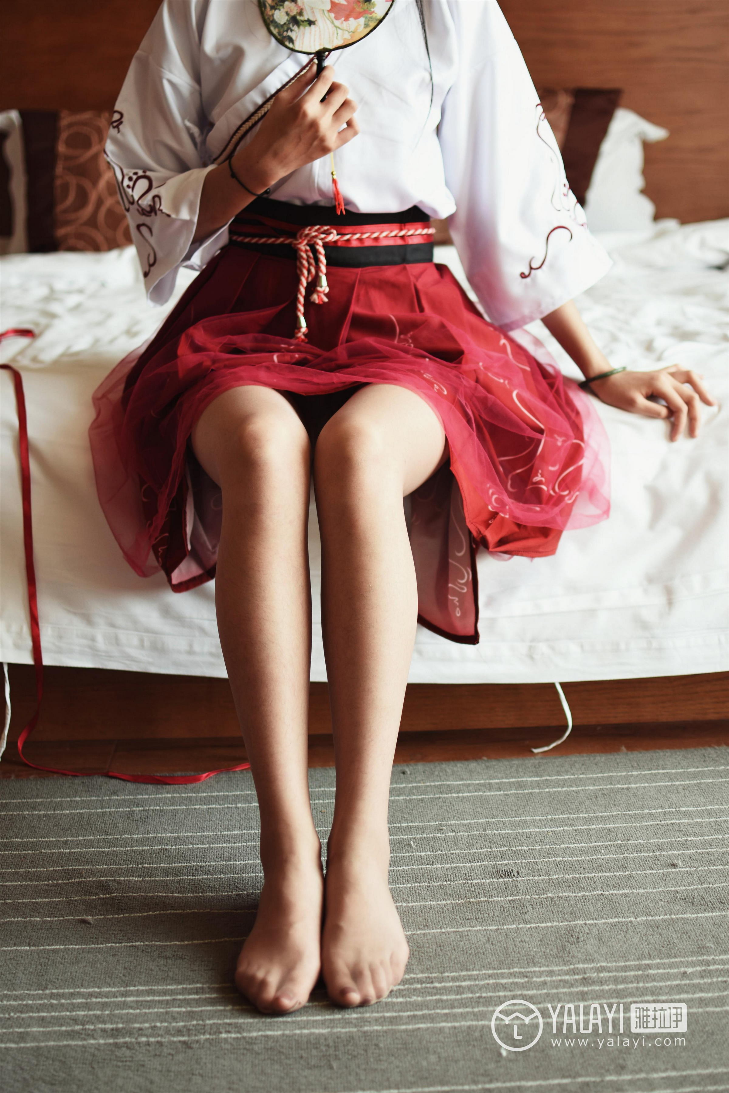 [YALAYI雅拉伊]NO.004 古装肉丝 林小珂 白色衬衫与短裙加肉色丝袜美腿性感私房写真集第5张