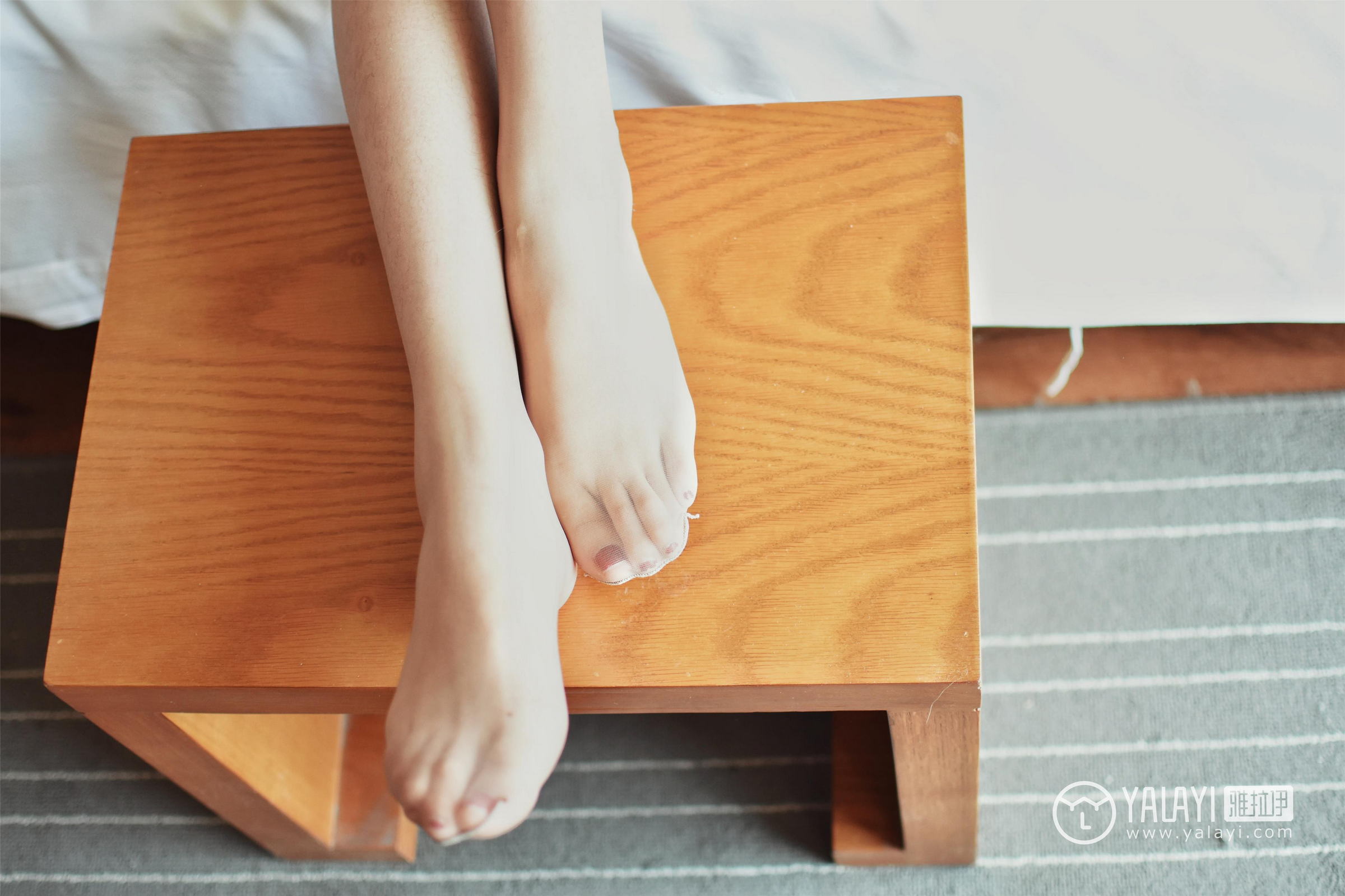 [YALAYI雅拉伊]NO.004 古装肉丝 林小珂 白色衬衫与短裙加肉色丝袜美腿性感私房写真集第11张