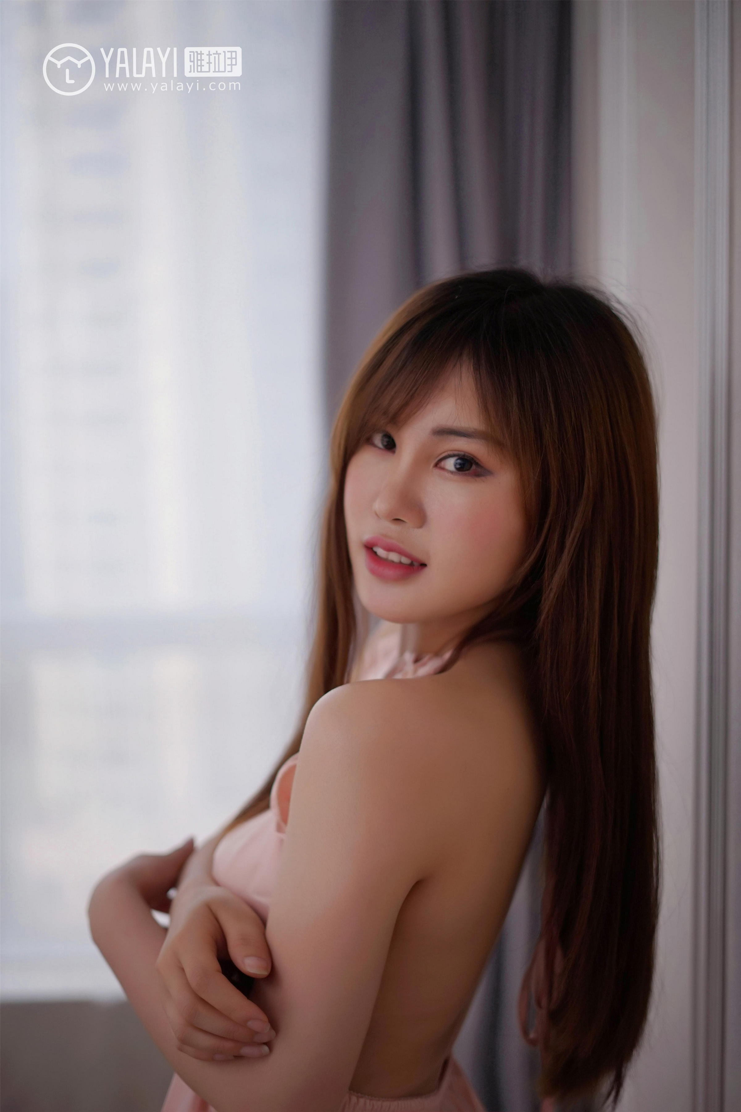 [YALAYI雅拉伊]NO.008 睡衣私房 艾妮妮 粉色裸背吊带连衣裙与黑色透视镂空睡衣性感私房写真集第3张